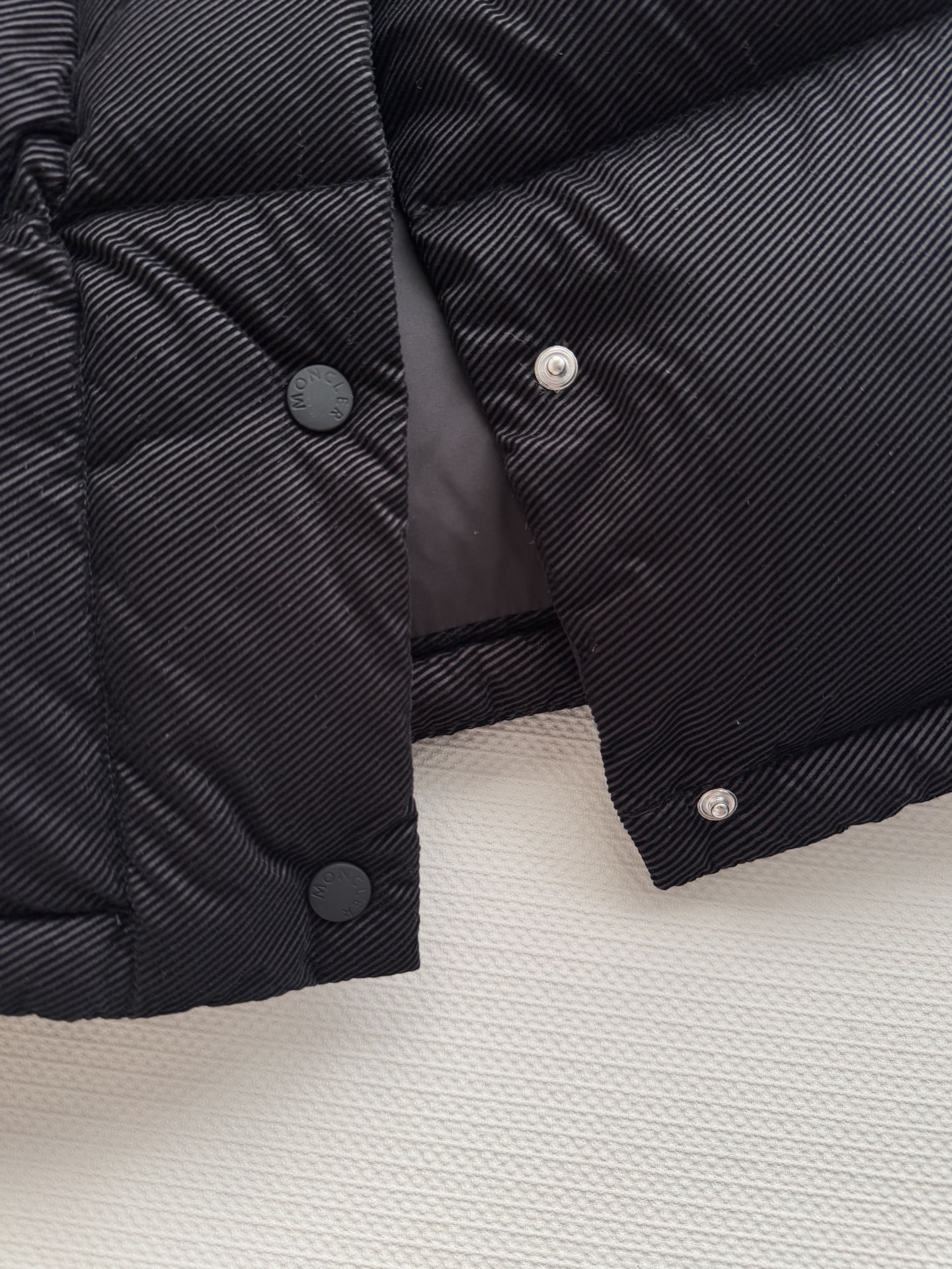 Moncle*🆕新款羽绒服，90白鹅绒填充内里，整件轻盈保暖 通体压纹元素，增加秋冬魅力，张扬个性尽显时