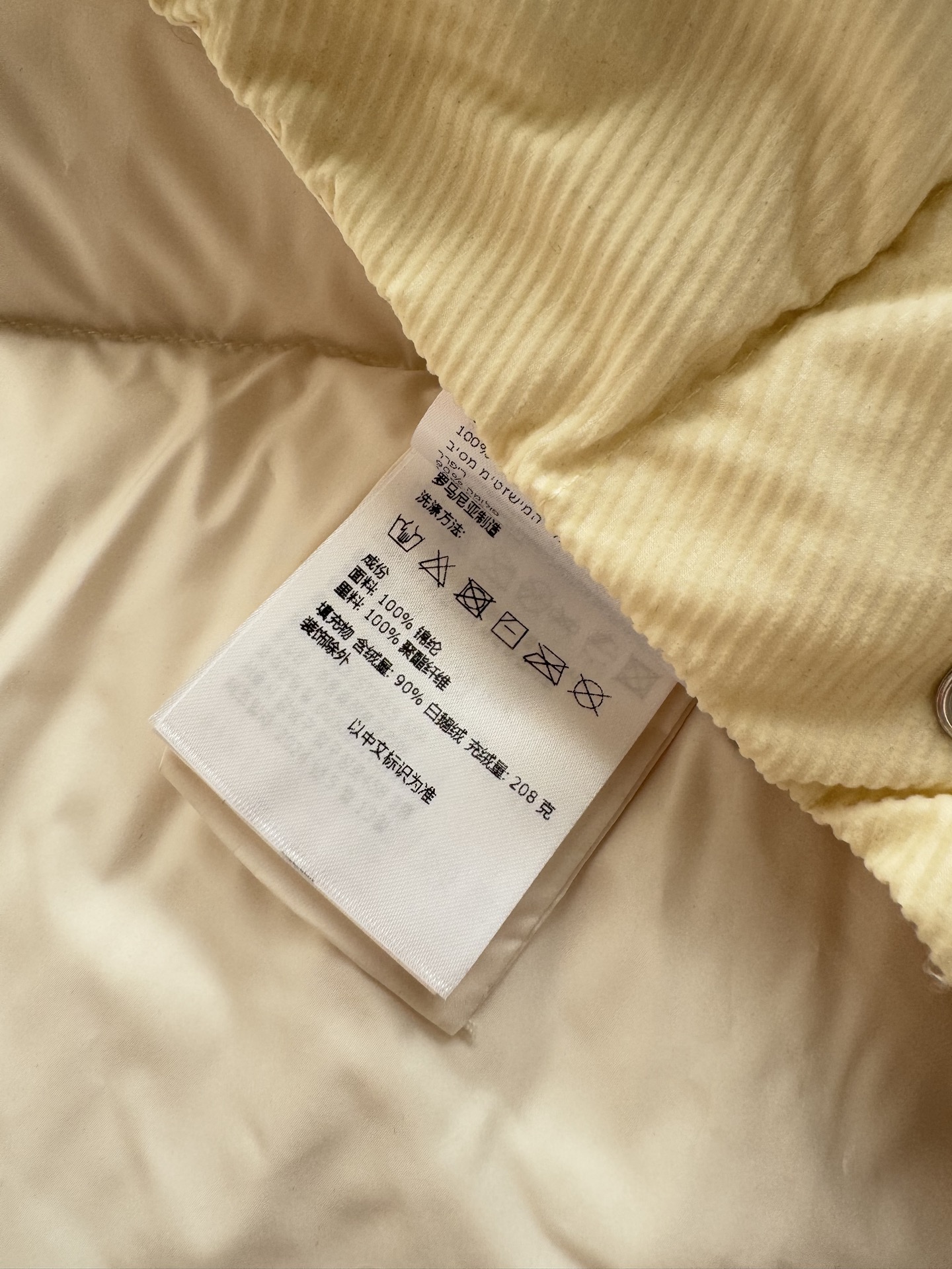 Moncle*🆕新款羽绒服，90白鹅绒填充内里，整件轻盈保暖 通体压纹元素，增加秋冬魅力，张扬个性尽显时