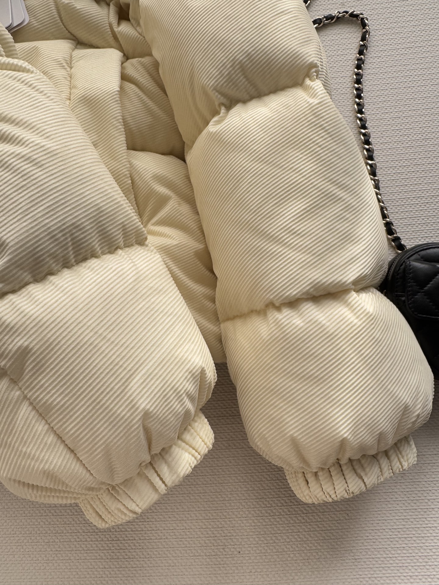 Moncle*🆕新款羽绒服，90白鹅绒填充内里，整件轻盈保暖 通体压纹元素，增加秋冬魅力，张扬个性尽显时