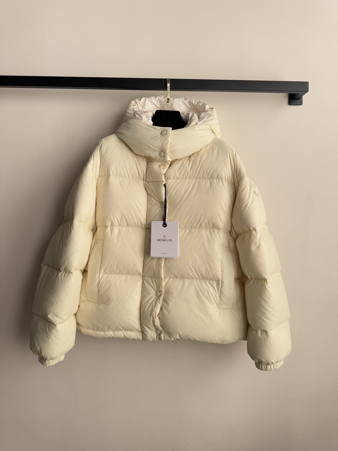 Moncle*🆕新款羽绒服，90白鹅绒填充内里，整件轻盈保暖 通体压纹元素，增加秋冬魅力，张扬个性尽显时