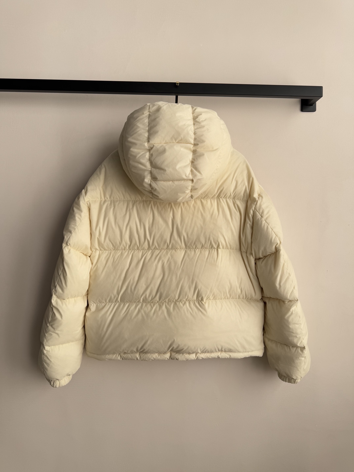 Moncle*🆕新款羽绒服，90白鹅绒填充内里，整件轻盈保暖 通体压纹元素，增加秋冬魅力，张扬个性尽显时