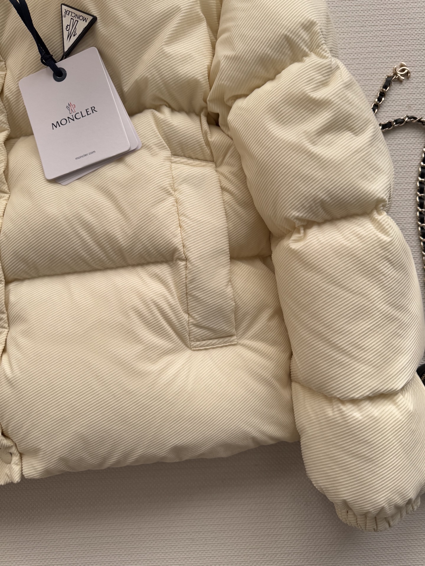 Moncle*🆕新款羽绒服，90白鹅绒填充内里，整件轻盈保暖 通体压纹元素，增加秋冬魅力，张扬个性尽显时