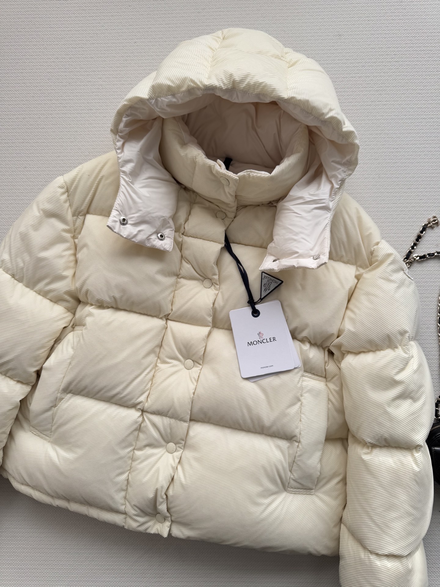 Moncle*🆕新款羽绒服，90白鹅绒填充内里，整件轻盈保暖 通体压纹元素，增加秋冬魅力，张扬个性尽显时