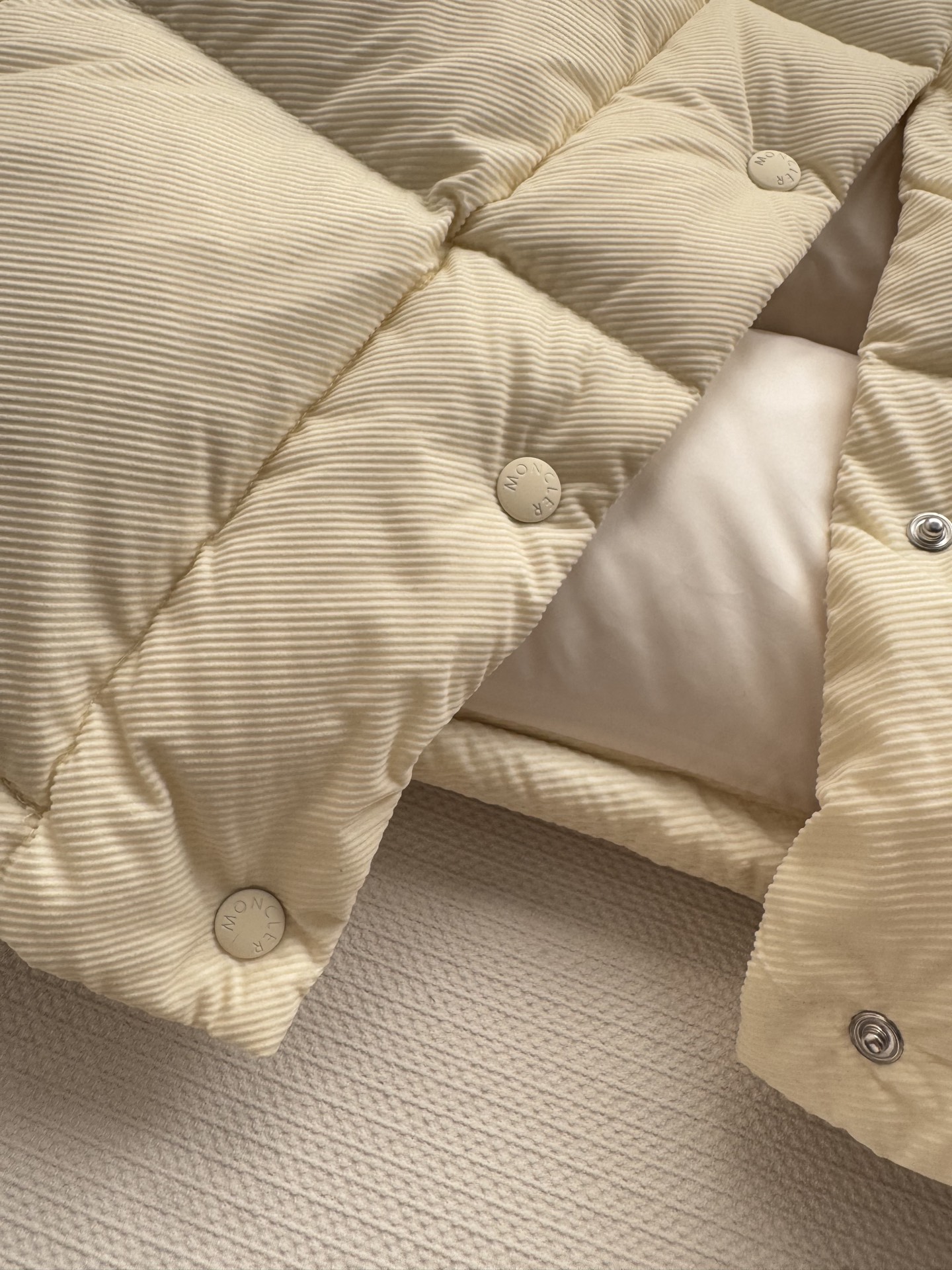 Moncle*🆕新款羽绒服，90白鹅绒填充内里，整件轻盈保暖 通体压纹元素，增加秋冬魅力，张扬个性尽显时