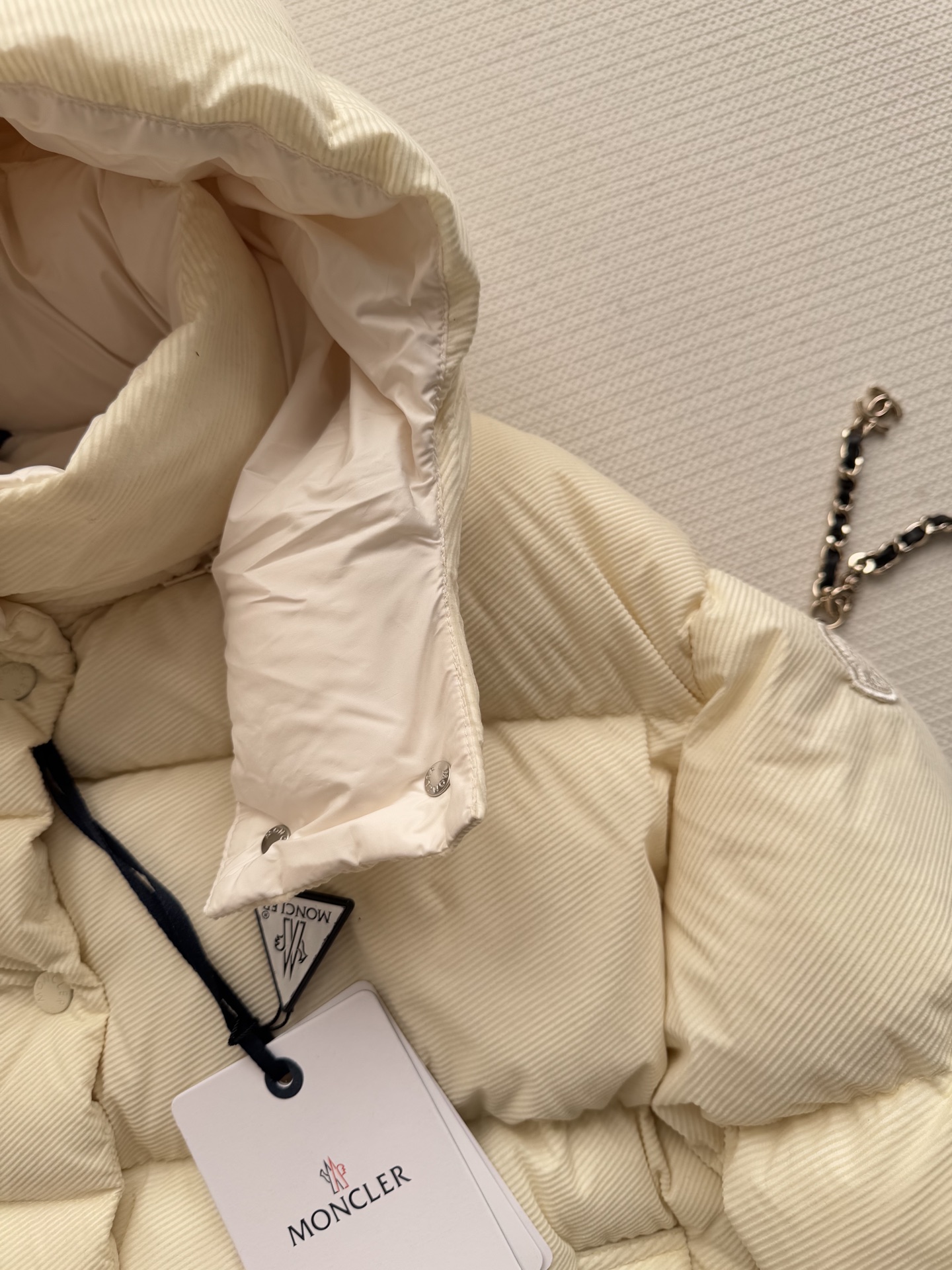 Moncle*🆕新款羽绒服，90白鹅绒填充内里，整件轻盈保暖 通体压纹元素，增加秋冬魅力，张扬个性尽显时