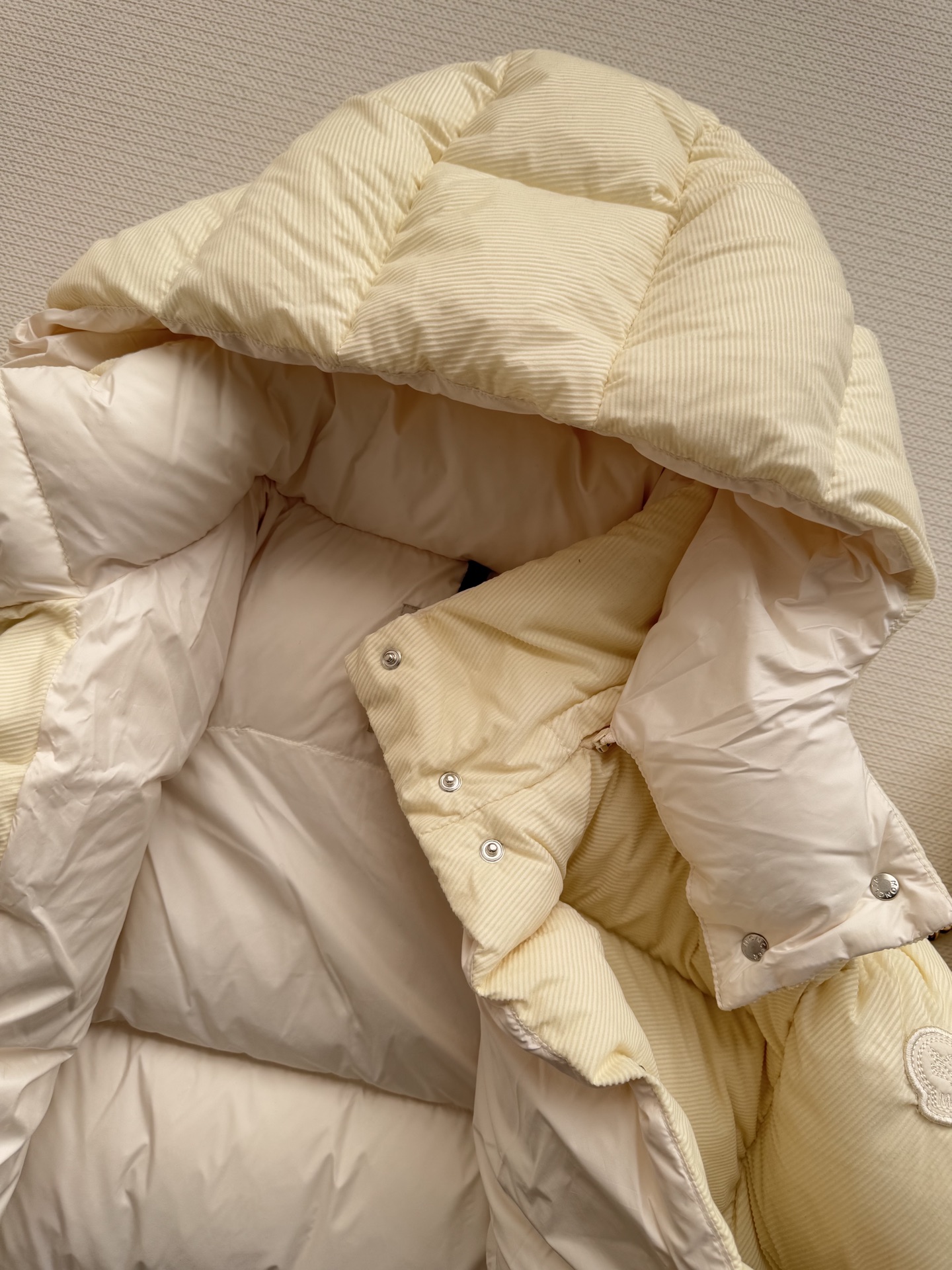 Moncle*🆕新款羽绒服，90白鹅绒填充内里，整件轻盈保暖 通体压纹元素，增加秋冬魅力，张扬个性尽显时