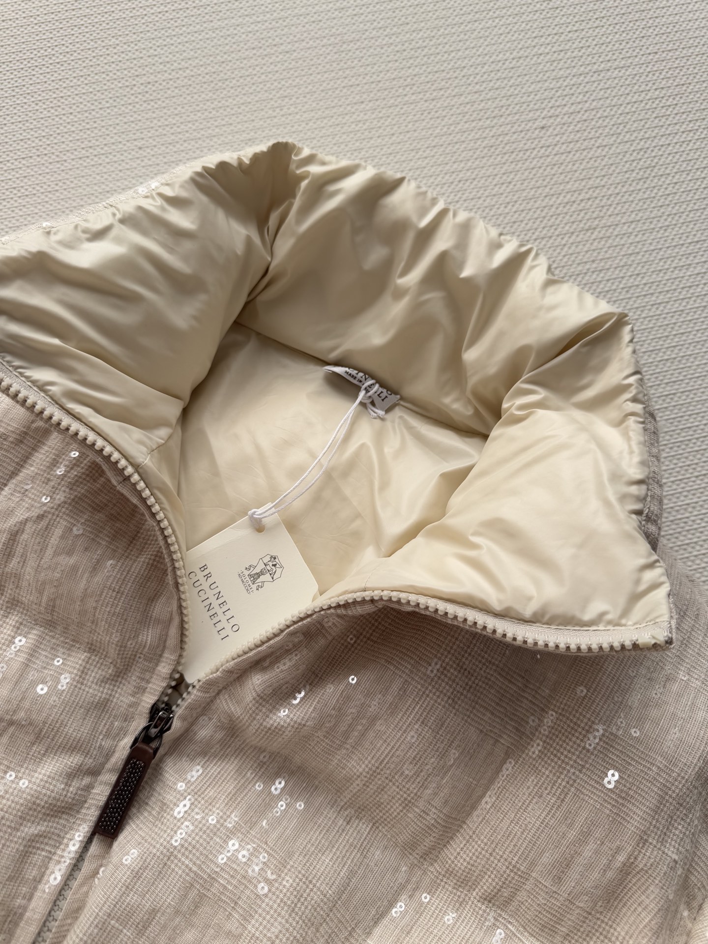 BrounelloCucinelli🆕新款，BC珠片羽绒服外套，外层珠片刺绣好美丽😍填充物鹅绒，保暖跟美