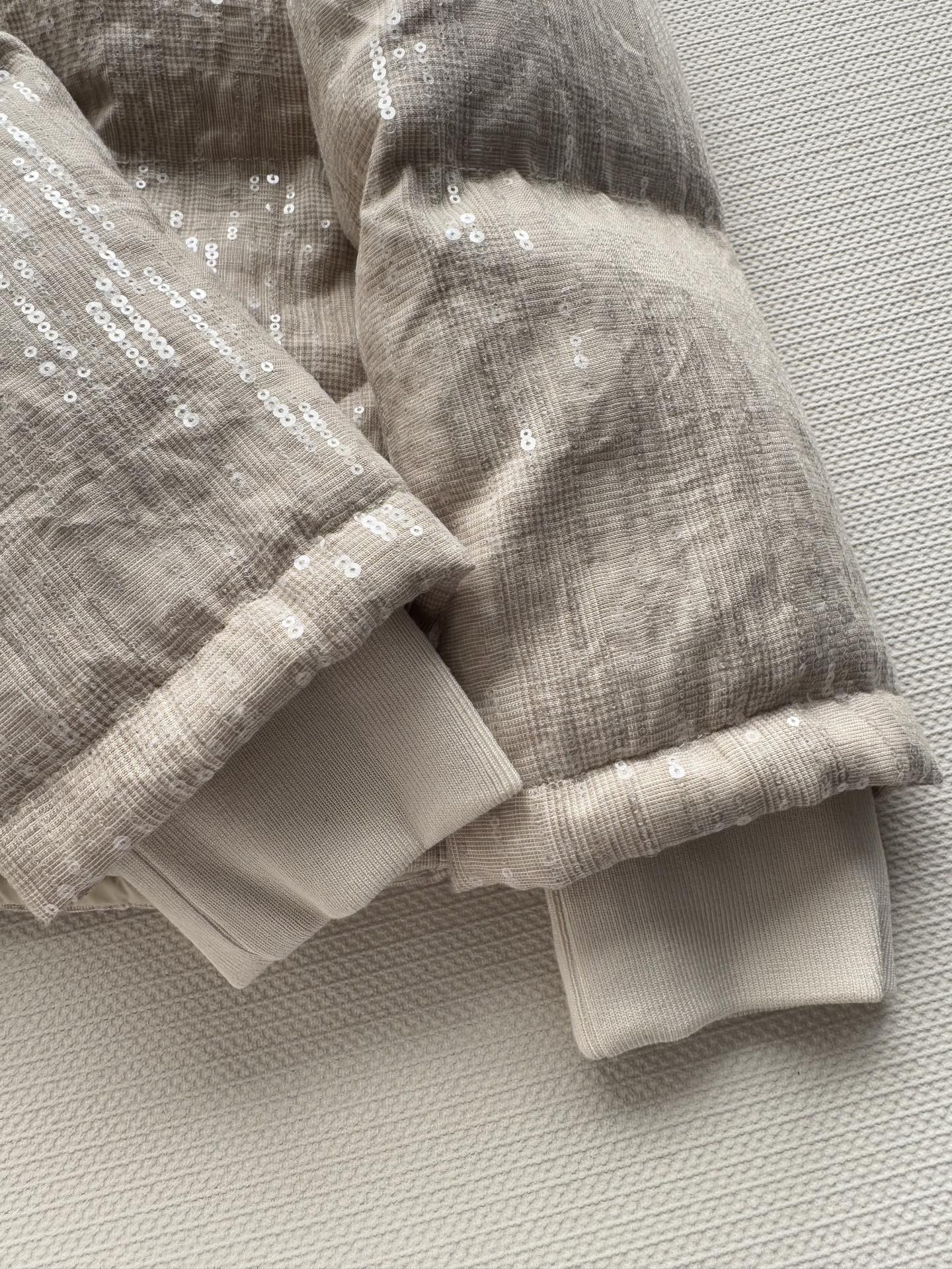 BrounelloCucinelli🆕新款，BC珠片羽绒服外套，外层珠片刺绣好美丽😍填充物鹅绒，保暖跟美