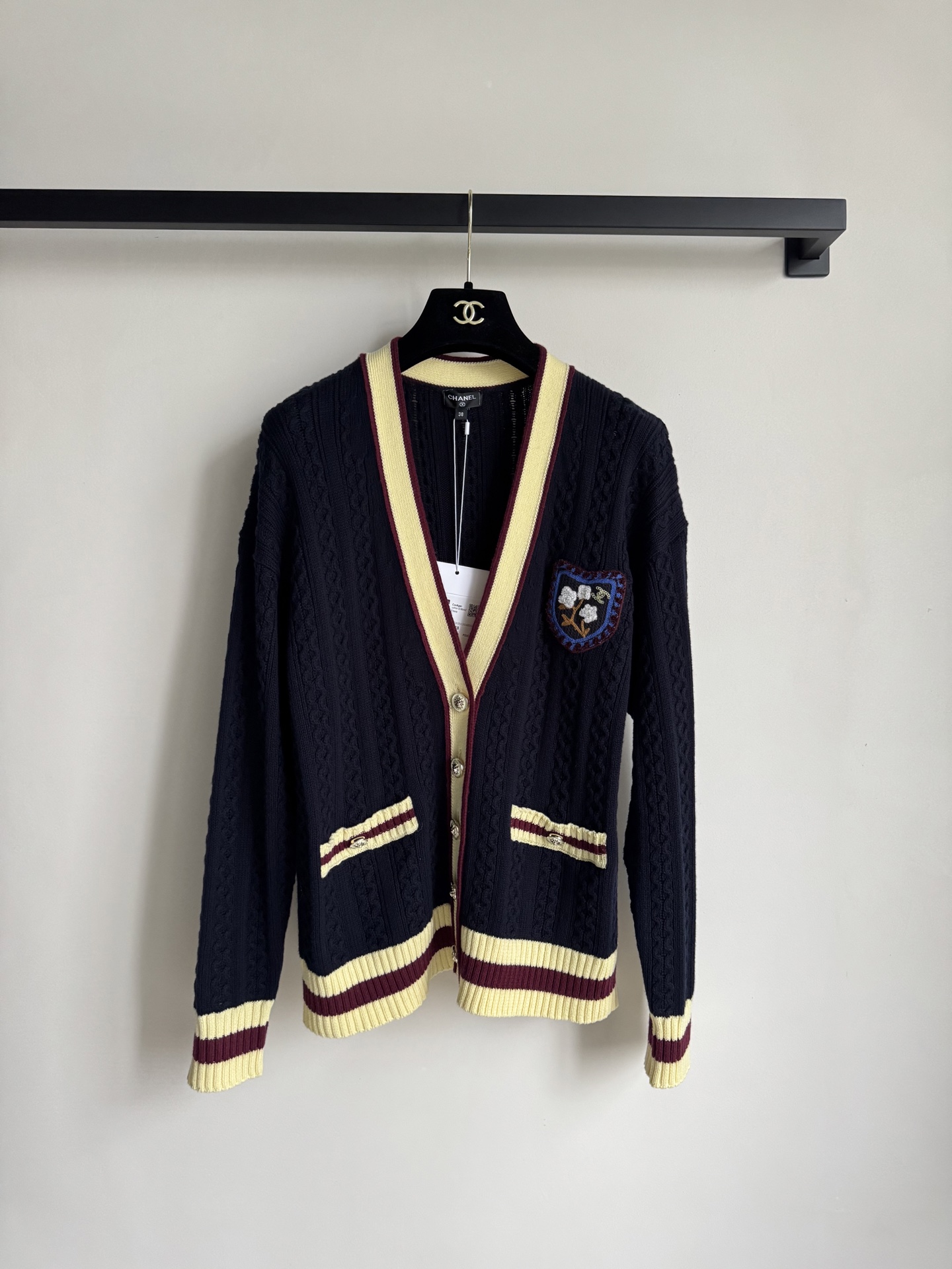 NO:658438,Chane*26C early spring series cable knit cardigan, made of high-quality cotton and cashmere blend, soft and warm. Full of retro college style. The badge embroidery on the chest is very recognizable, and the V-neck design modifies the neck line. It is great to wear alone or layered. It is suitable for a variety of body types and can easily create an elegant and casual style~Size36.38.40,,chanel,alexander wang19860909Chane*26C早春系列绞花针织开衫,采用高品质棉羊绒混纺,柔软又保暖.复古学院风满满.胸前徽章刺绣超有辨识度,V领设计修饰颈部线条,单穿或叠搭都很出彩计.适合多种身材,轻松打造优雅休闲风格～Size36.38.40,,chanel,alexander wang,Women's clothing