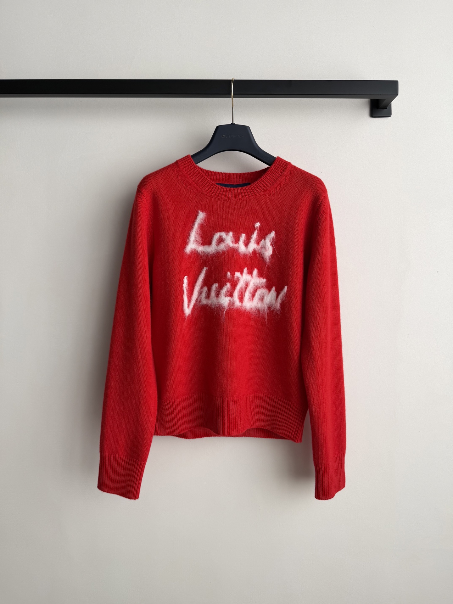 LouisVuitto*🆕新款，年底啦来点中国红❤️‍🌹绵羊毛➕羊绒混纺面料毛衣ＳＭＬ.