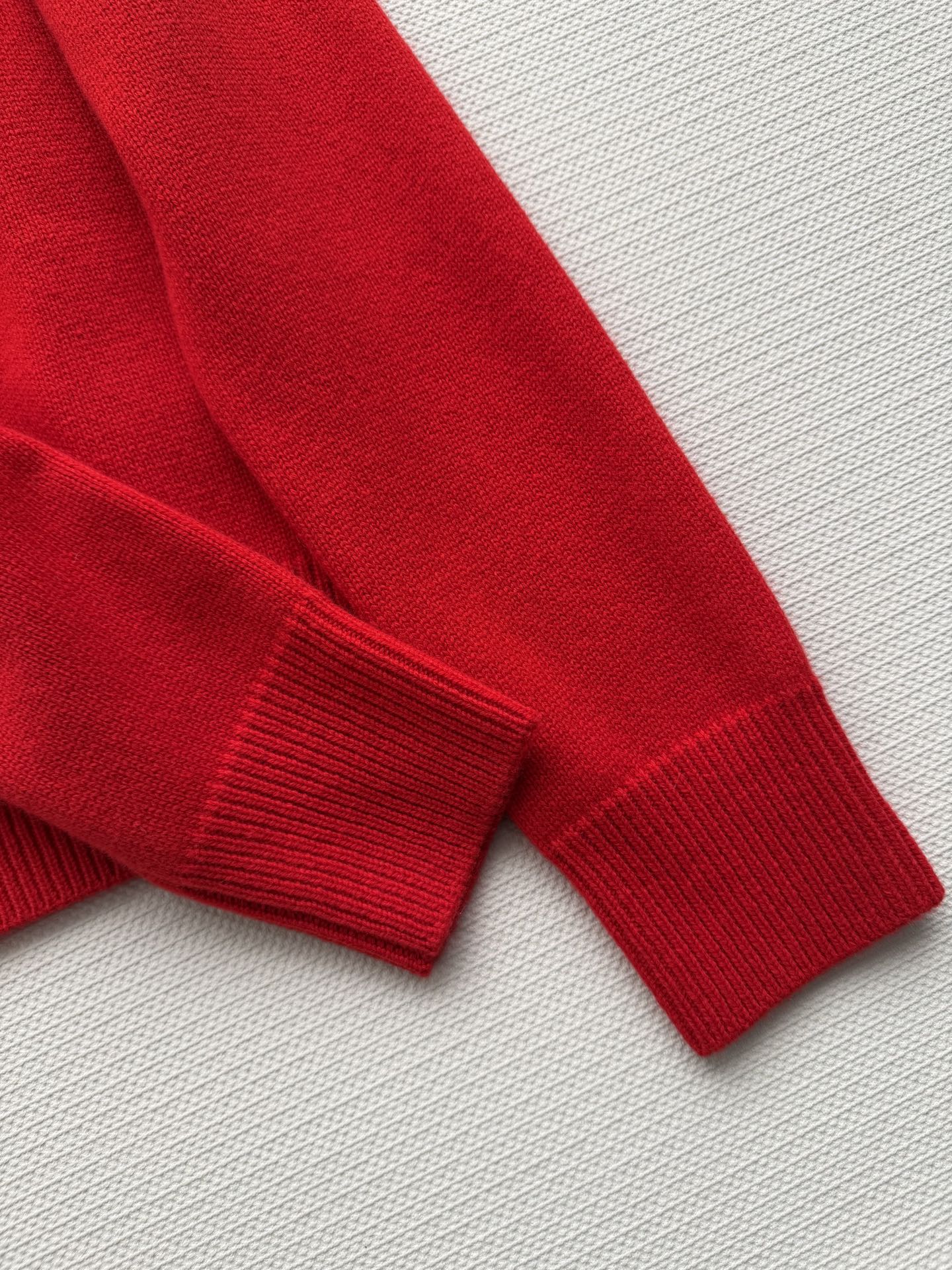 LouisVuitto*🆕新款，年底啦来点中国红❤️‍🌹绵羊毛➕羊绒混纺面料毛衣ＳＭＬ.