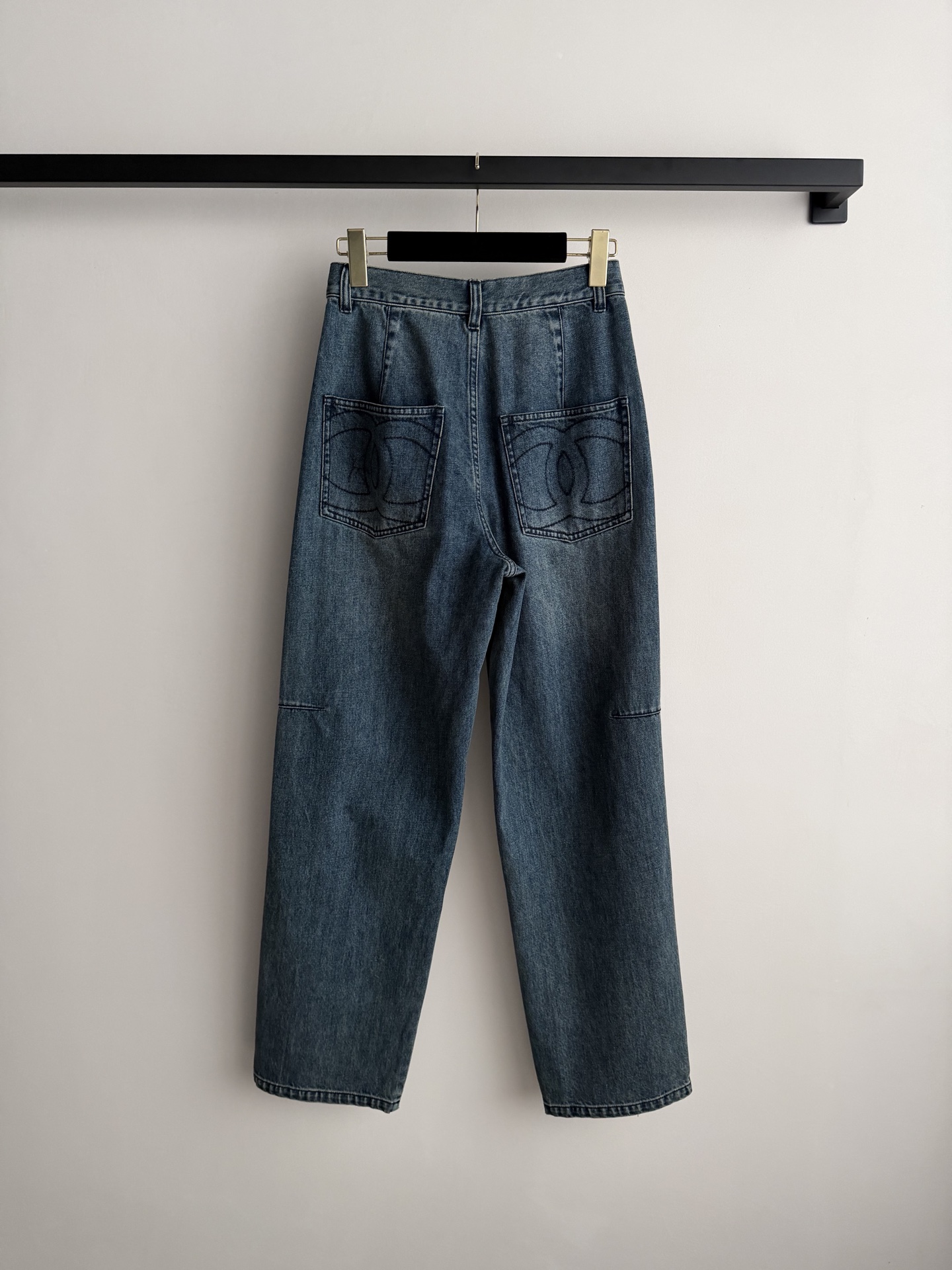 Chane*🆕新款26早春新款牛仔裤👖，直筒版型设计不挑人，不压身高，版型巨好～做旧牛仔裤Size：36
