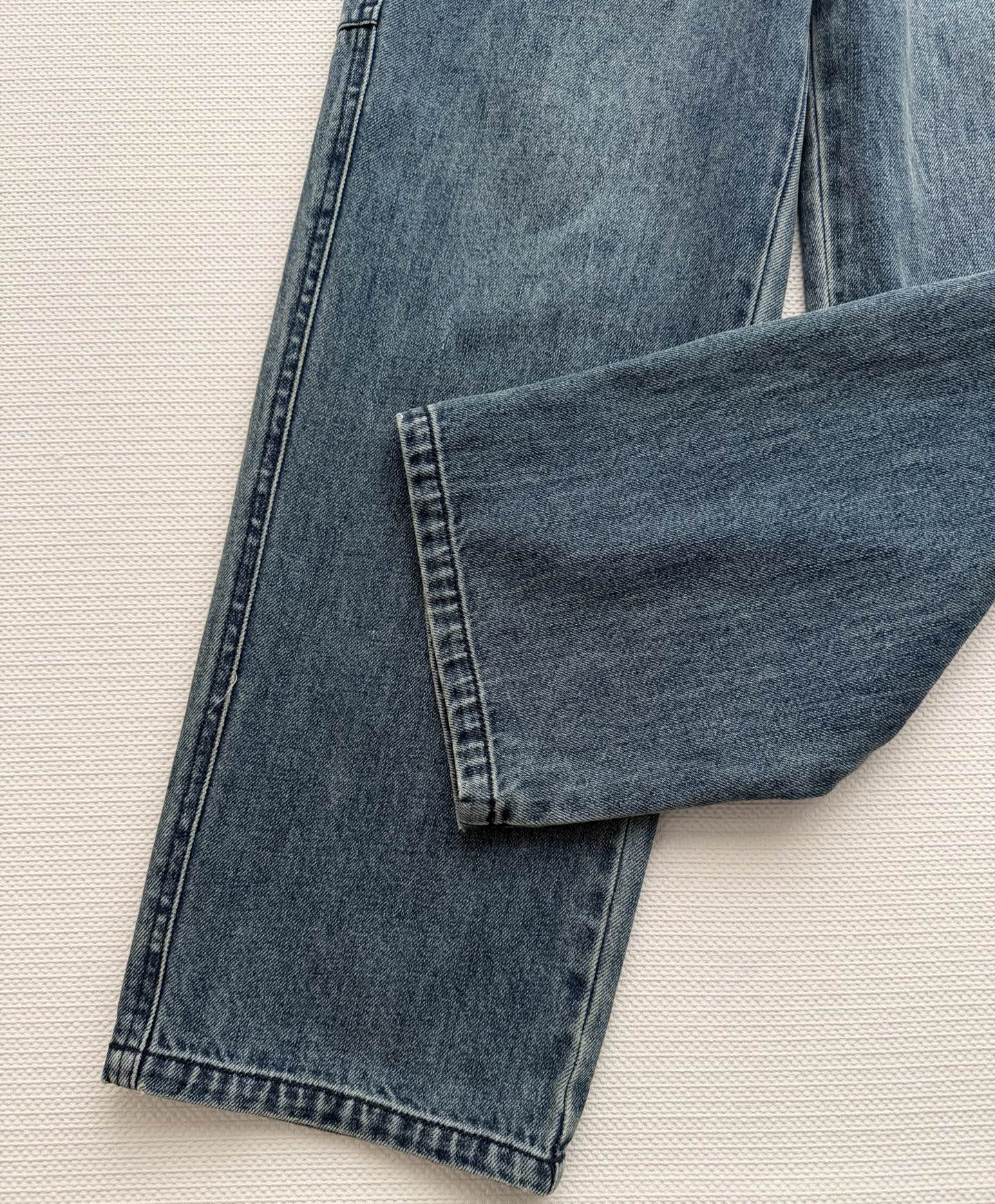 Chane*🆕新款26早春新款牛仔裤👖，直筒版型设计不挑人，不压身高，版型巨好～做旧牛仔裤Size：36
