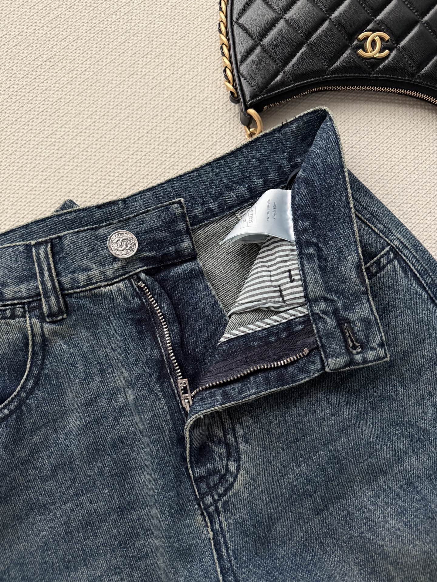 Chane*🆕新款26早春新款牛仔裤👖，直筒版型设计不挑人，不压身高，版型巨好～做旧牛仔裤Size：36