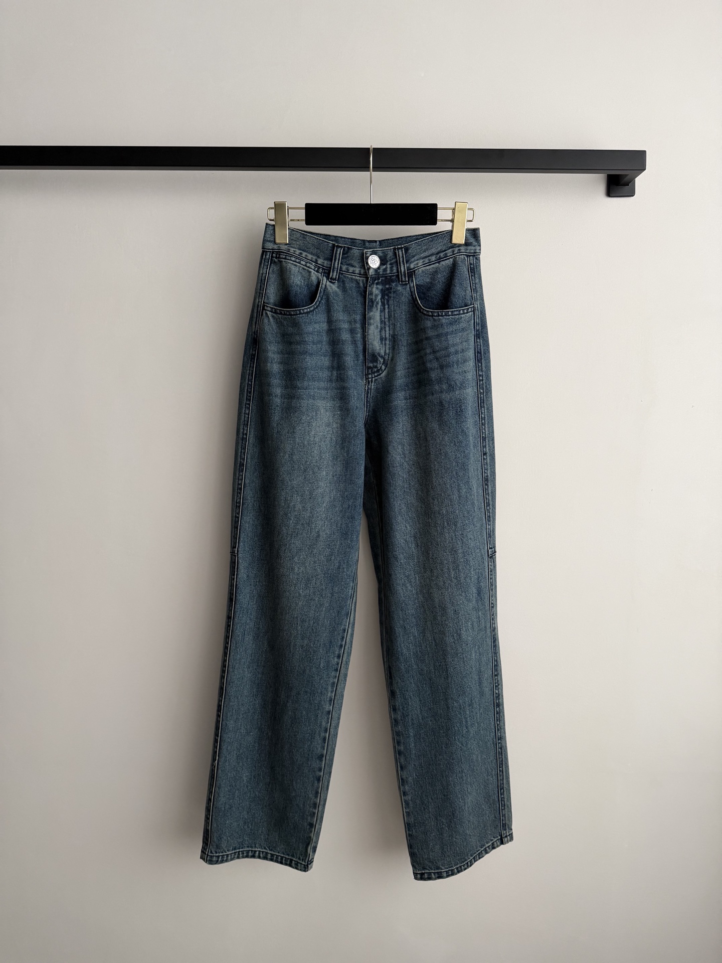 Chane*🆕新款26早春新款牛仔裤👖，直筒版型设计不挑人，不压身高，版型巨好～做旧牛仔裤Size：36