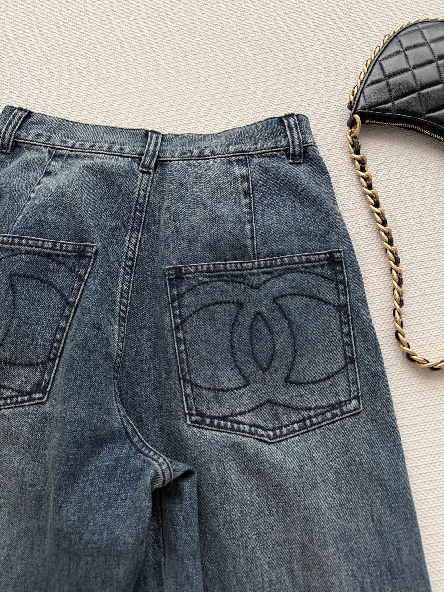 Chane*🆕新款26早春新款牛仔裤👖，直筒版型设计不挑人，不压身高，版型巨好～做旧牛仔裤Size：36