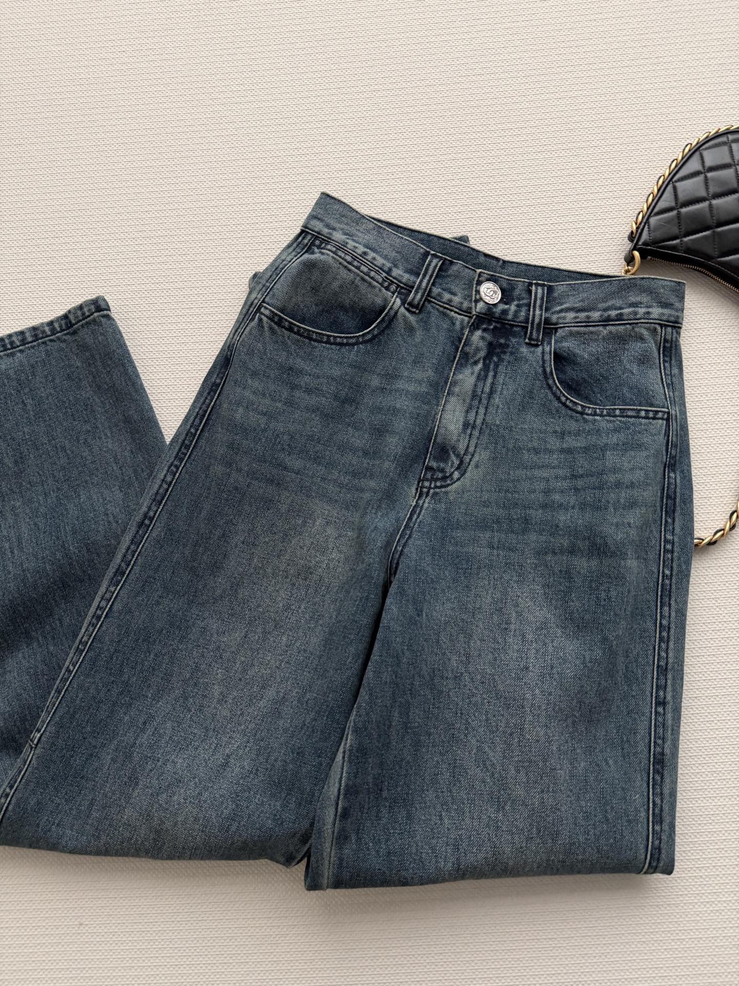 Chane*🆕新款26早春新款牛仔裤👖，直筒版型设计不挑人，不压身高，版型巨好～做旧牛仔裤Size：36