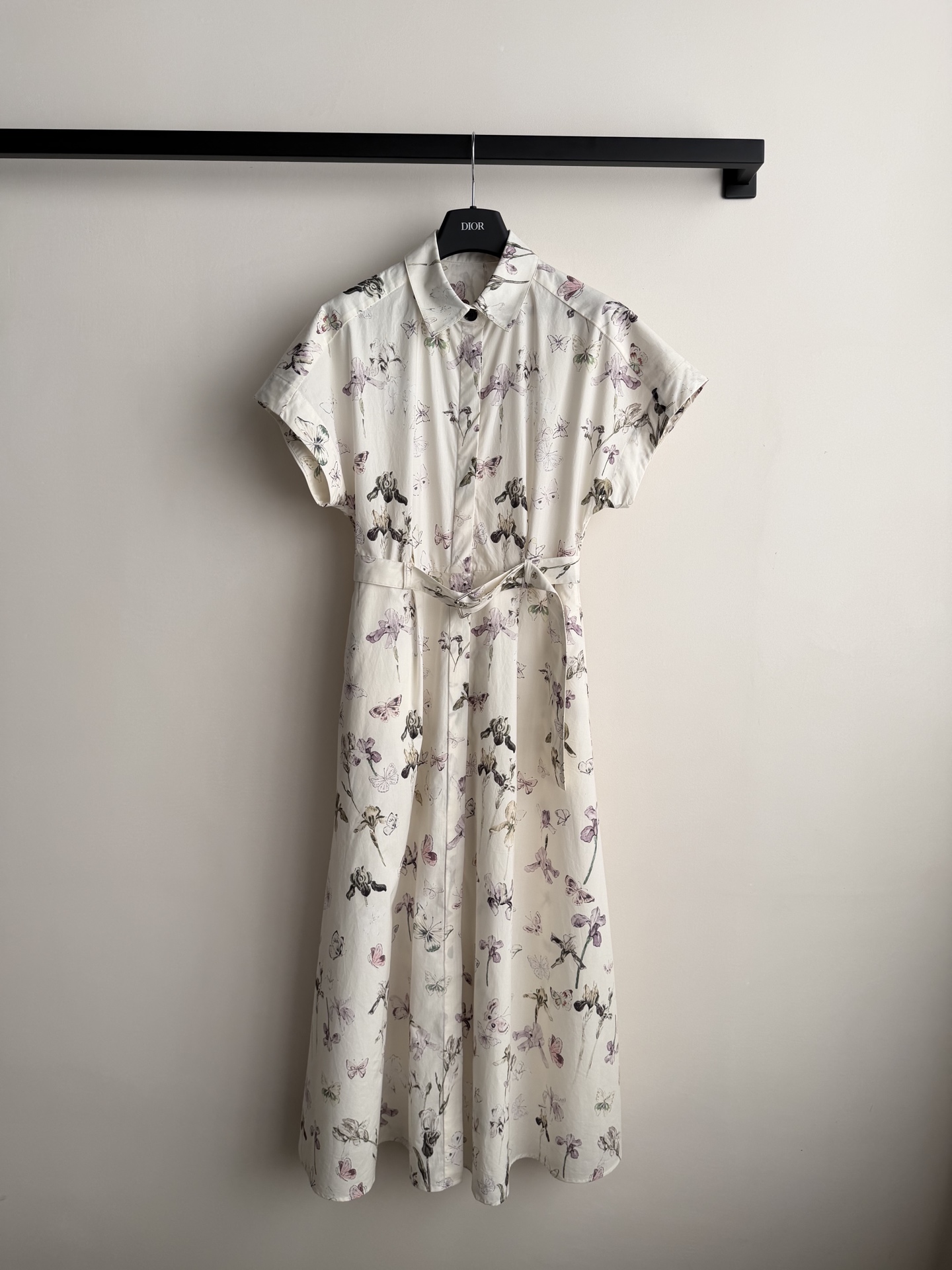 Dio*🆕26早春新款～春意盎然的季节当然要穿连衣裙啦👗 搭配腰带美美穿搭🤩彰显品牌的魅力调性 钮扣开襟