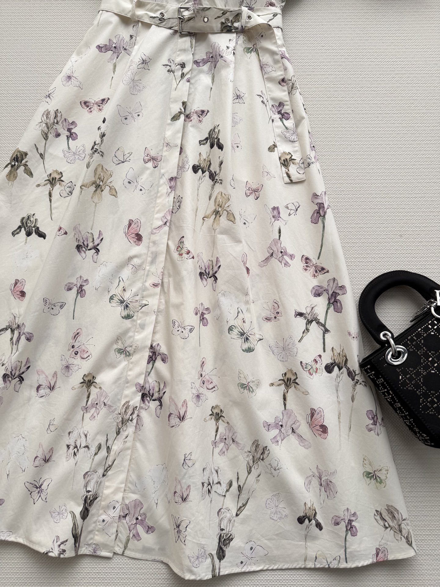 Dio*🆕26早春新款～春意盎然的季节当然要穿连衣裙啦👗 搭配腰带美美穿搭🤩彰显品牌的魅力调性 钮扣开襟