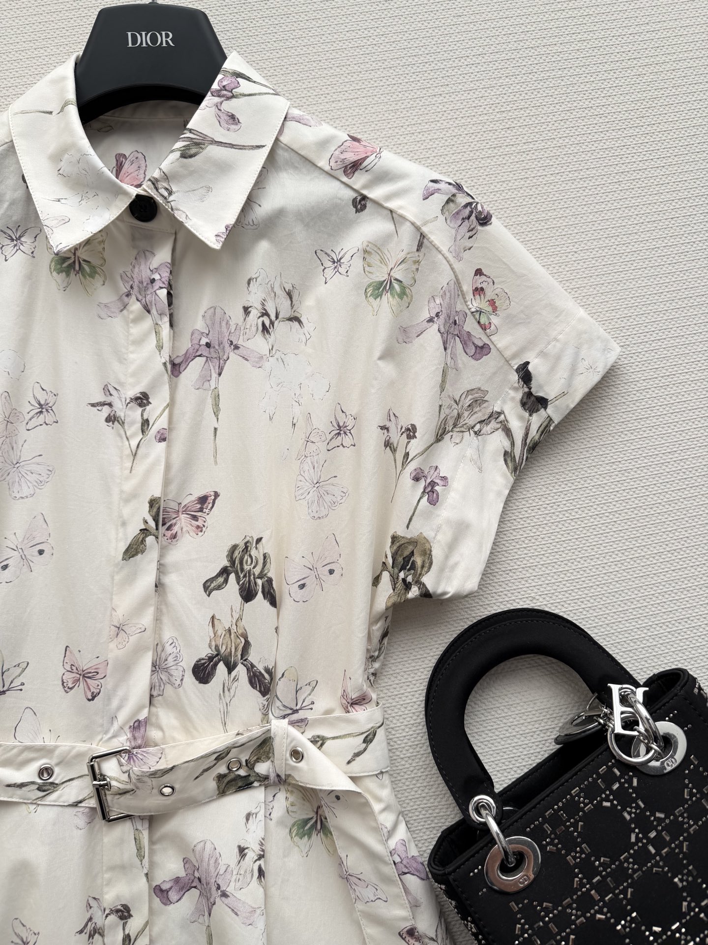 Dio*🆕26早春新款～春意盎然的季节当然要穿连衣裙啦👗 搭配腰带美美穿搭🤩彰显品牌的魅力调性 钮扣开襟