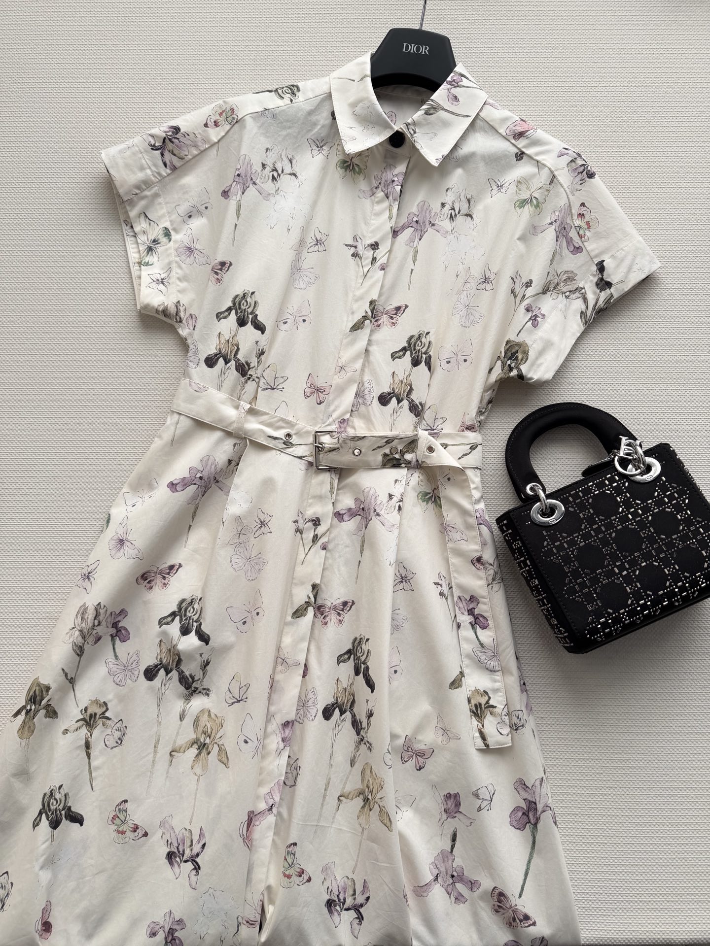 Dio*🆕26早春新款～春意盎然的季节当然要穿连衣裙啦👗 搭配腰带美美穿搭🤩彰显品牌的魅力调性 钮扣开襟