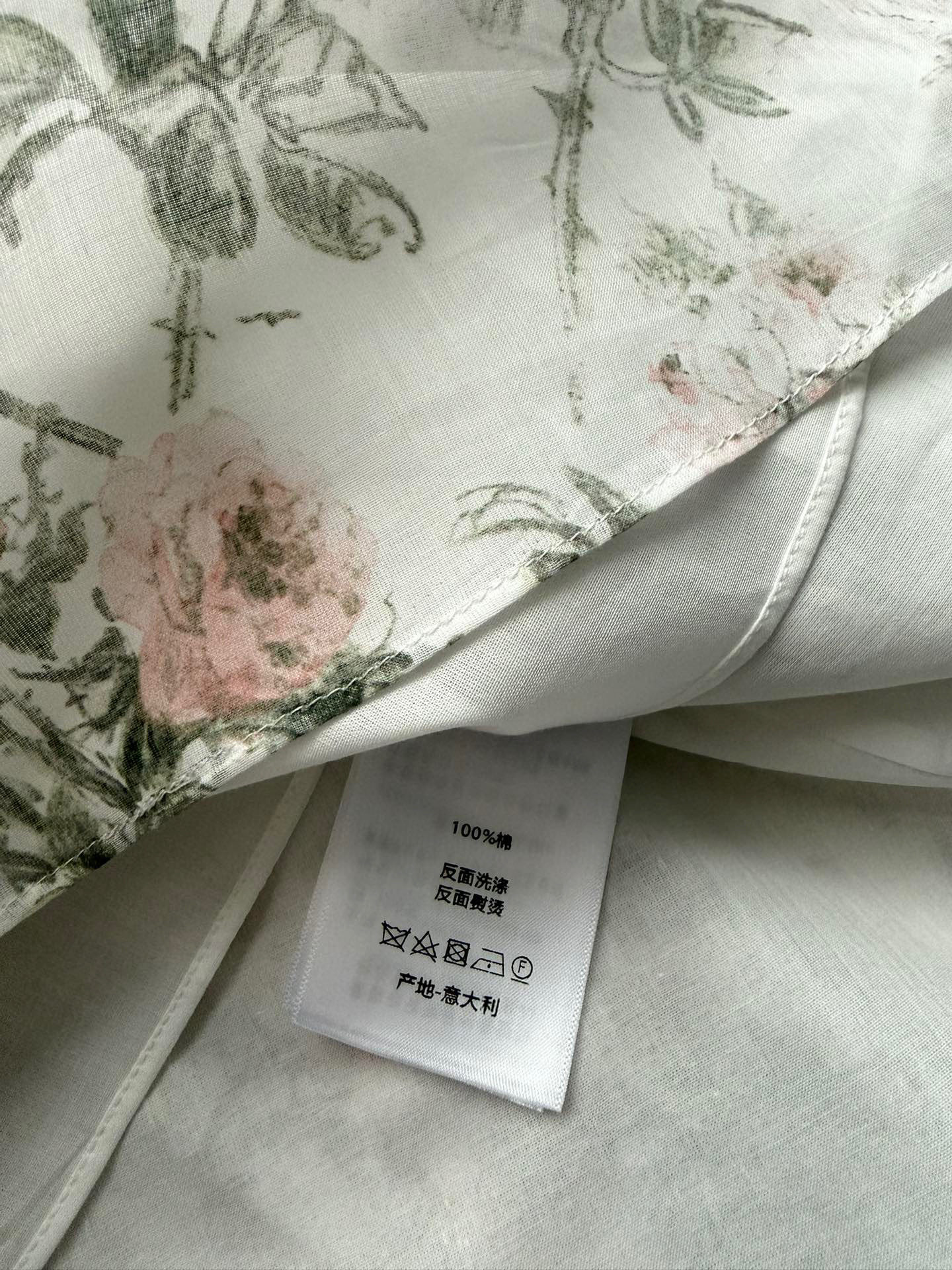 Dio*🆕26春夏新款系列💞印花立领衬衫 质地轻薄柔软 面料细腻凉爽 小立领前短后长设计 版型可做长裙叠