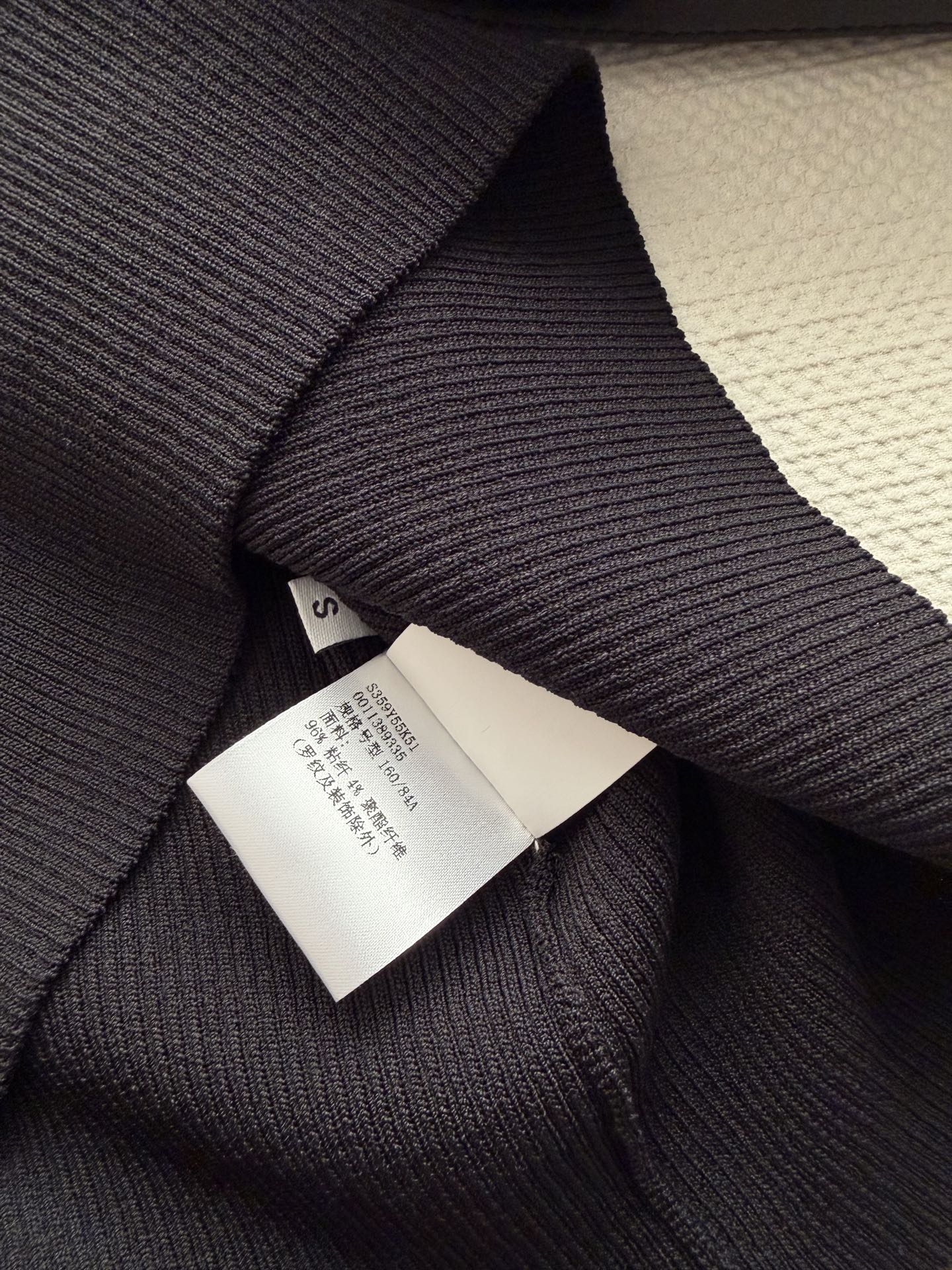 LOEW*🆕2026SS 早春新品系列//针织无袖背心：定制黏胶面料，触感柔软且富有弹性，贴身不紧绷，胸