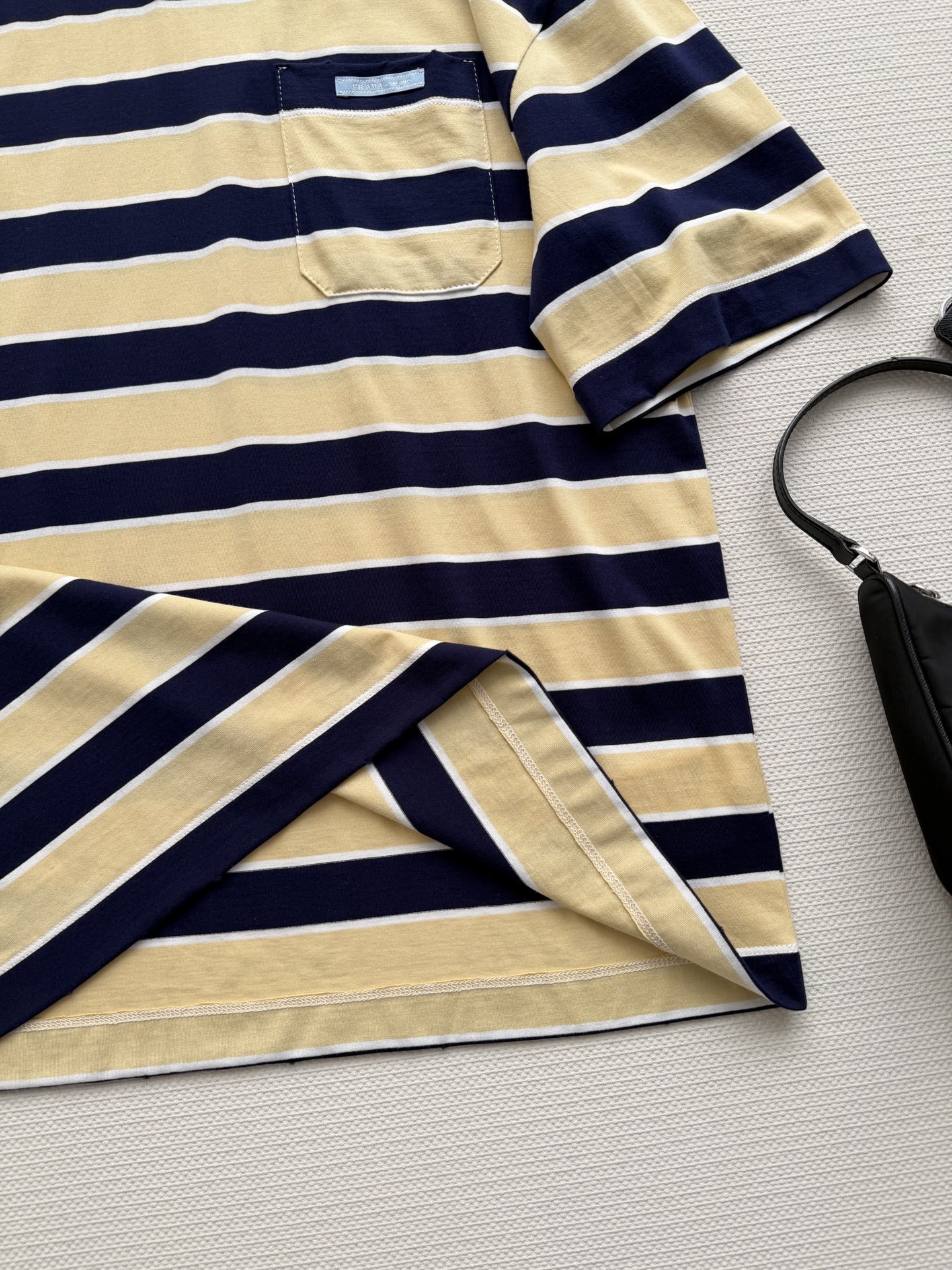 Prad*🆕26Ss春夏新款 条纹短袖圆领T恤丨⚠独家开发！高版出品！衣服每处边沿都有磨破工艺。超级高级