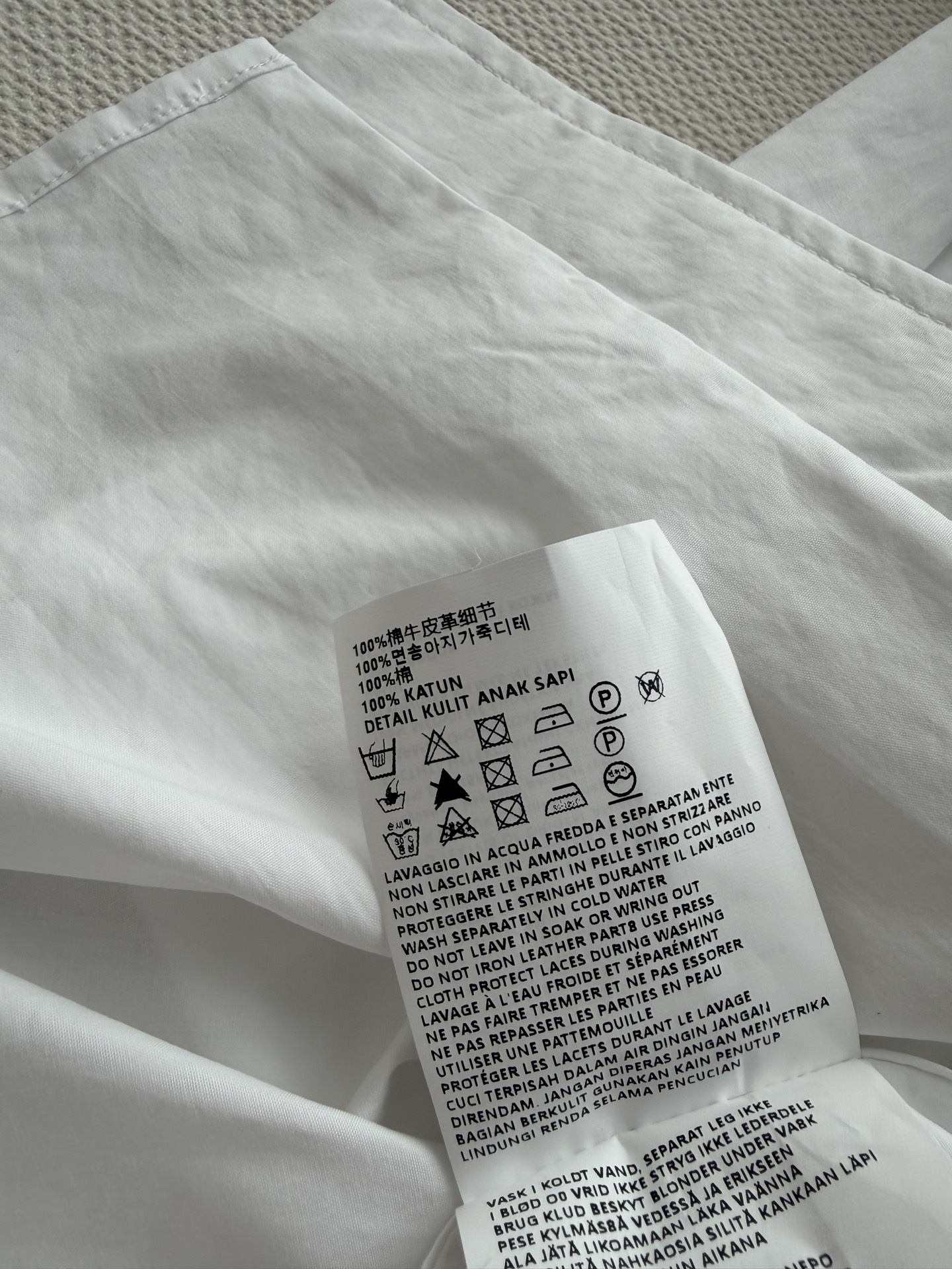 MiuMi*🆕这款白色工装风衬衫，采用全棉材质，挺括有型，胸前双口袋+袖口抽绳设计，机能感满满✨。左胸“