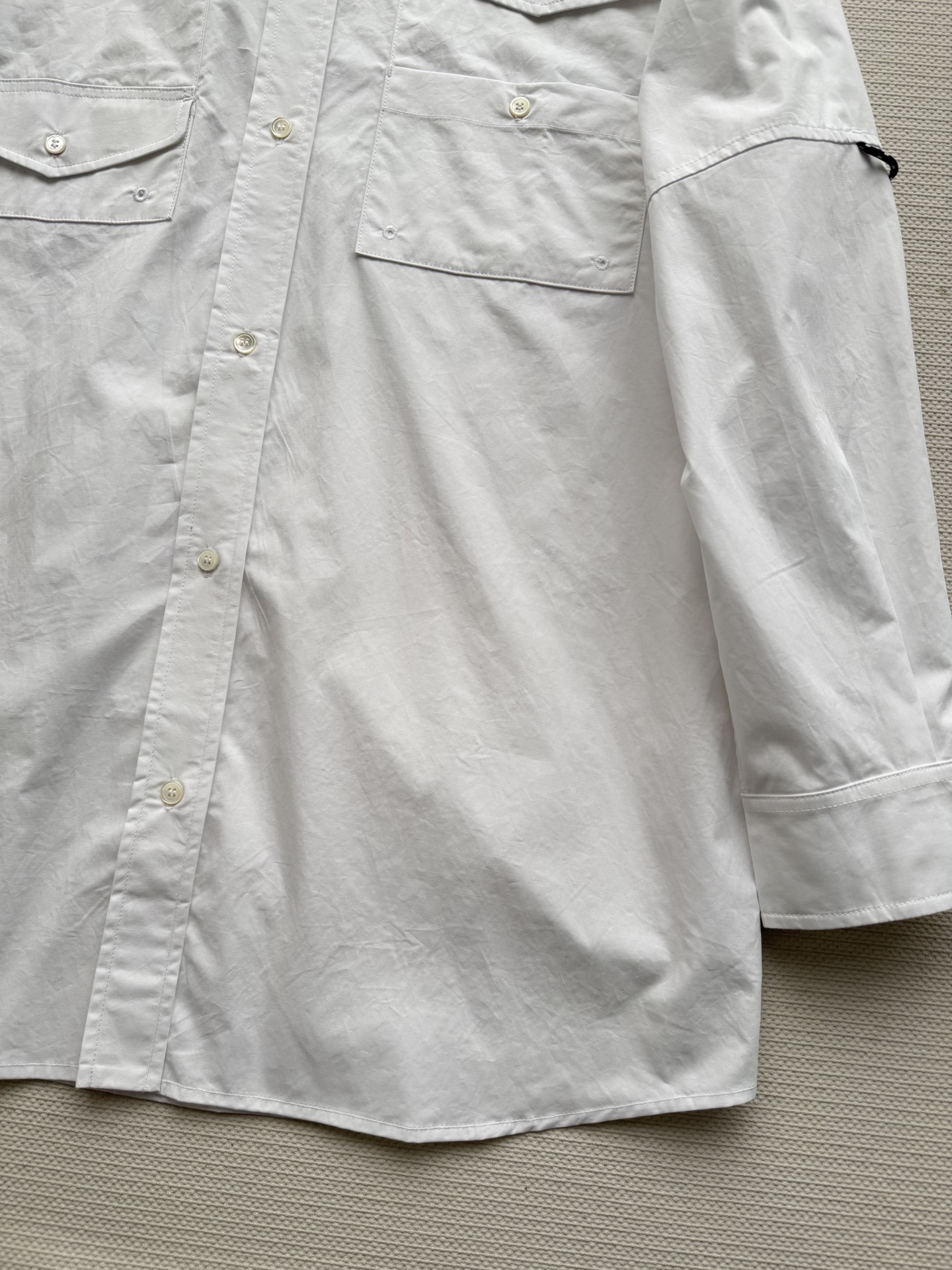 MiuMi*🆕这款白色工装风衬衫，采用全棉材质，挺括有型，胸前双口袋+袖口抽绳设计，机能感满满✨。左胸“