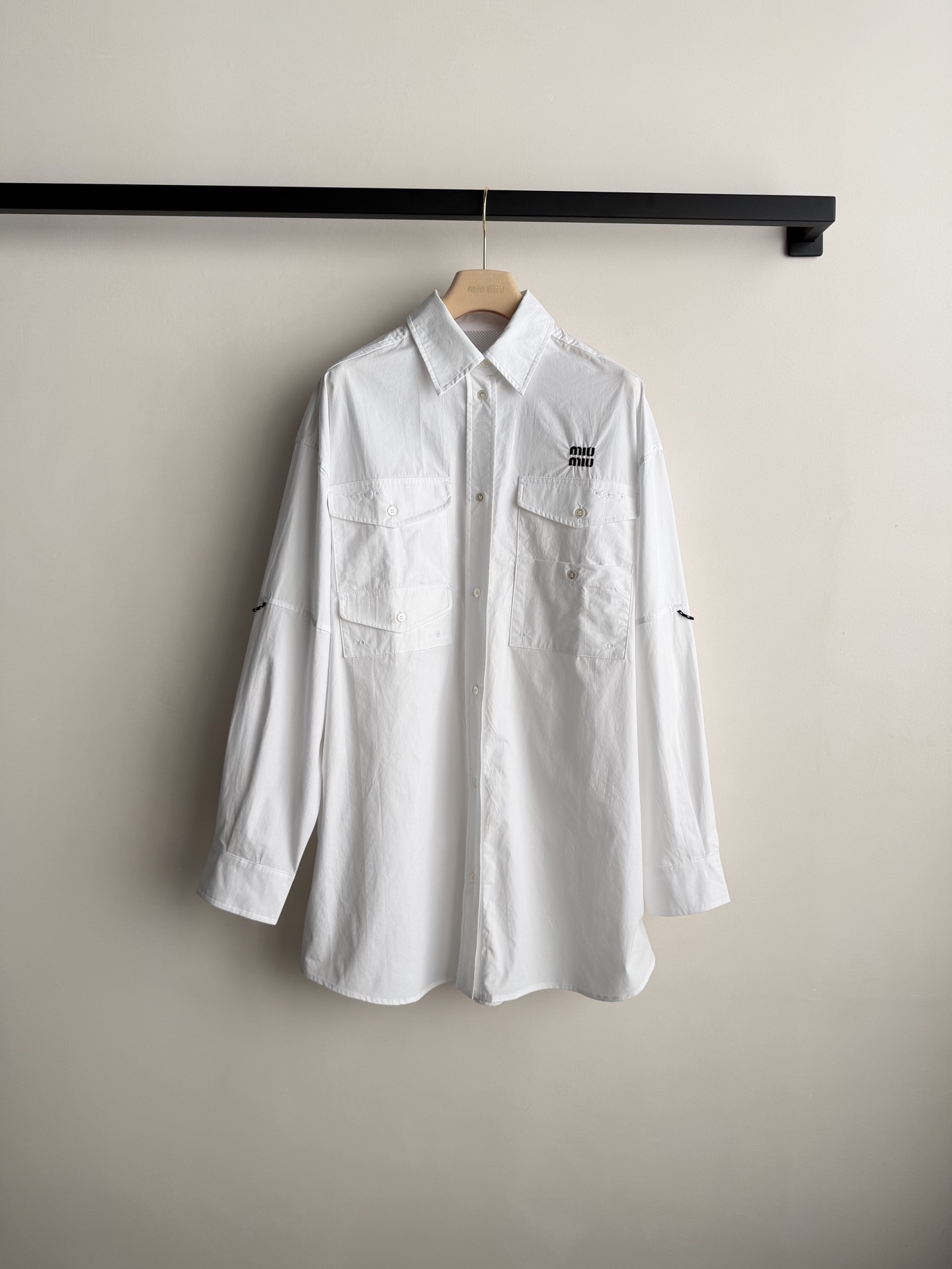 MiuMi*🆕这款白色工装风衬衫，采用全棉材质，挺括有型，胸前双口袋+袖口抽绳设计，机能感满满✨。左胸“