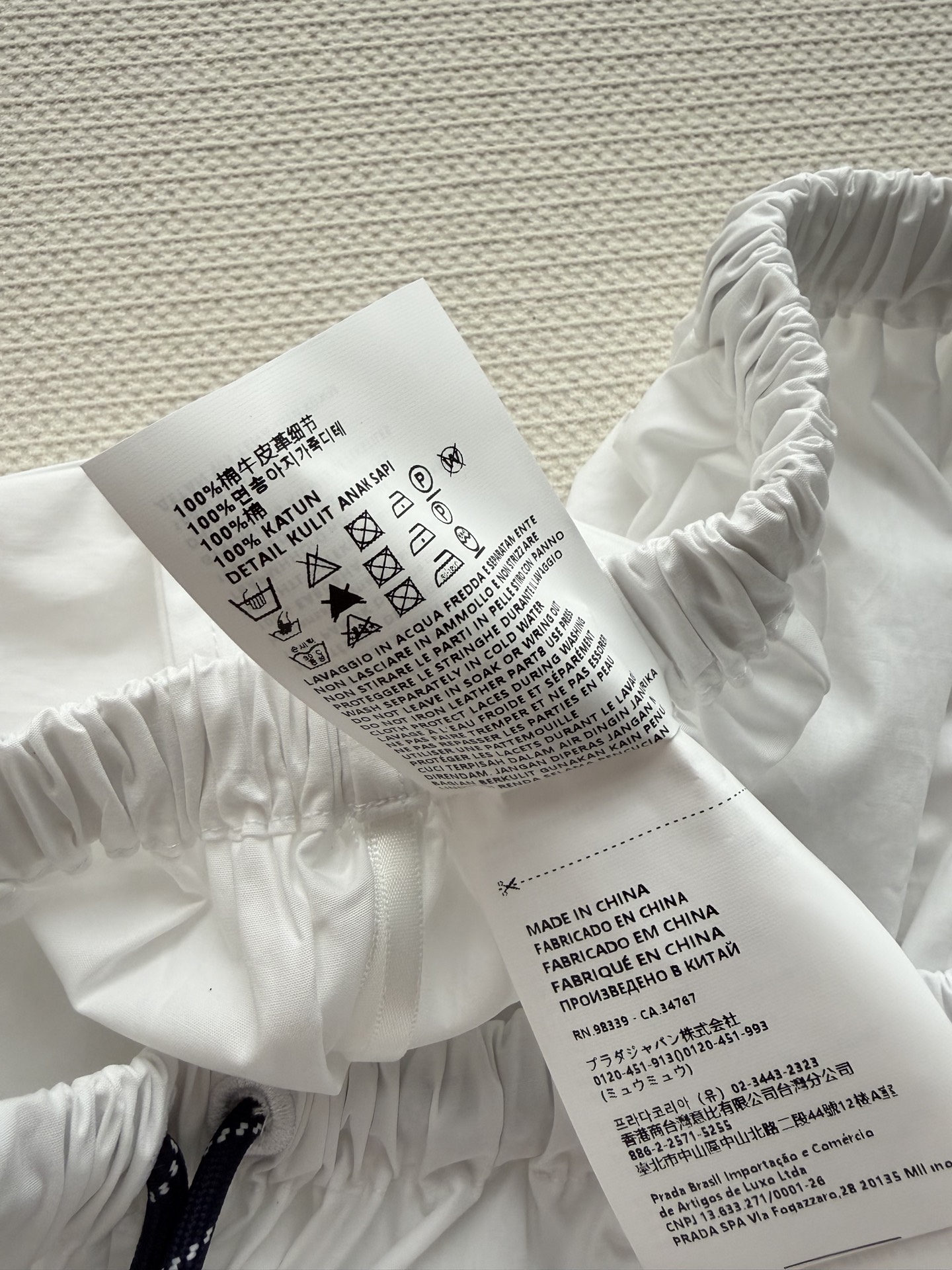 Miu Mi*🆕这款白色工装半裙，采用轻薄科技府绸，触感柔软又挺括。A字版型+松紧腰，舒适显瘦，适合多种