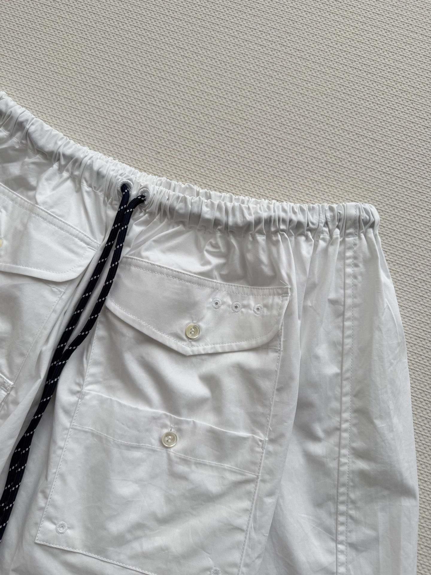 Miu Mi*🆕这款白色工装半裙，采用轻薄科技府绸，触感柔软又挺括。A字版型+松紧腰，舒适显瘦，适合多种