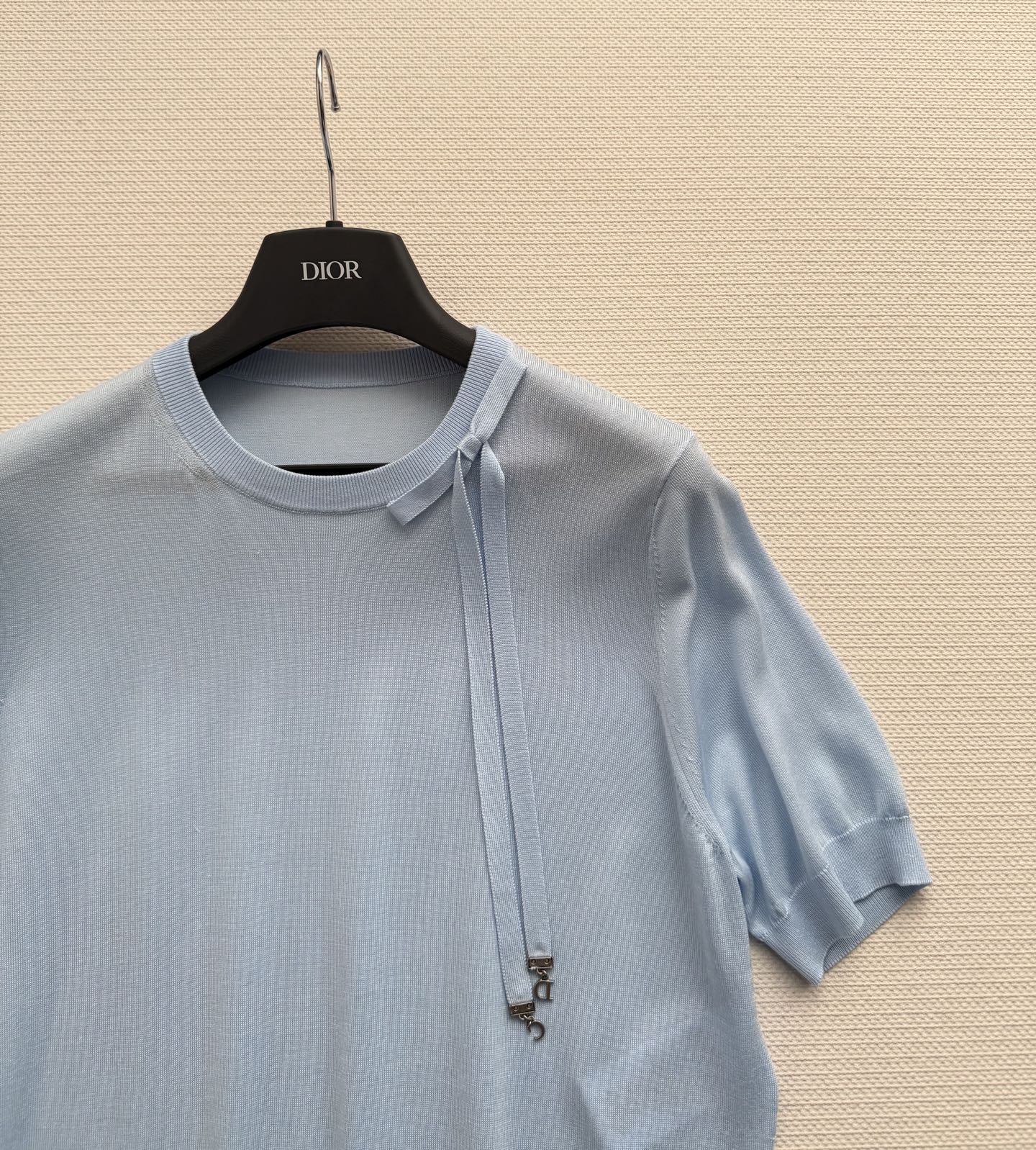 Dio*🆕26SS系列女士圆领短袖针织衫，浅蓝色调+蝴蝶结设计，甜美又优雅✨。高品质针织面料，柔软亲肤，