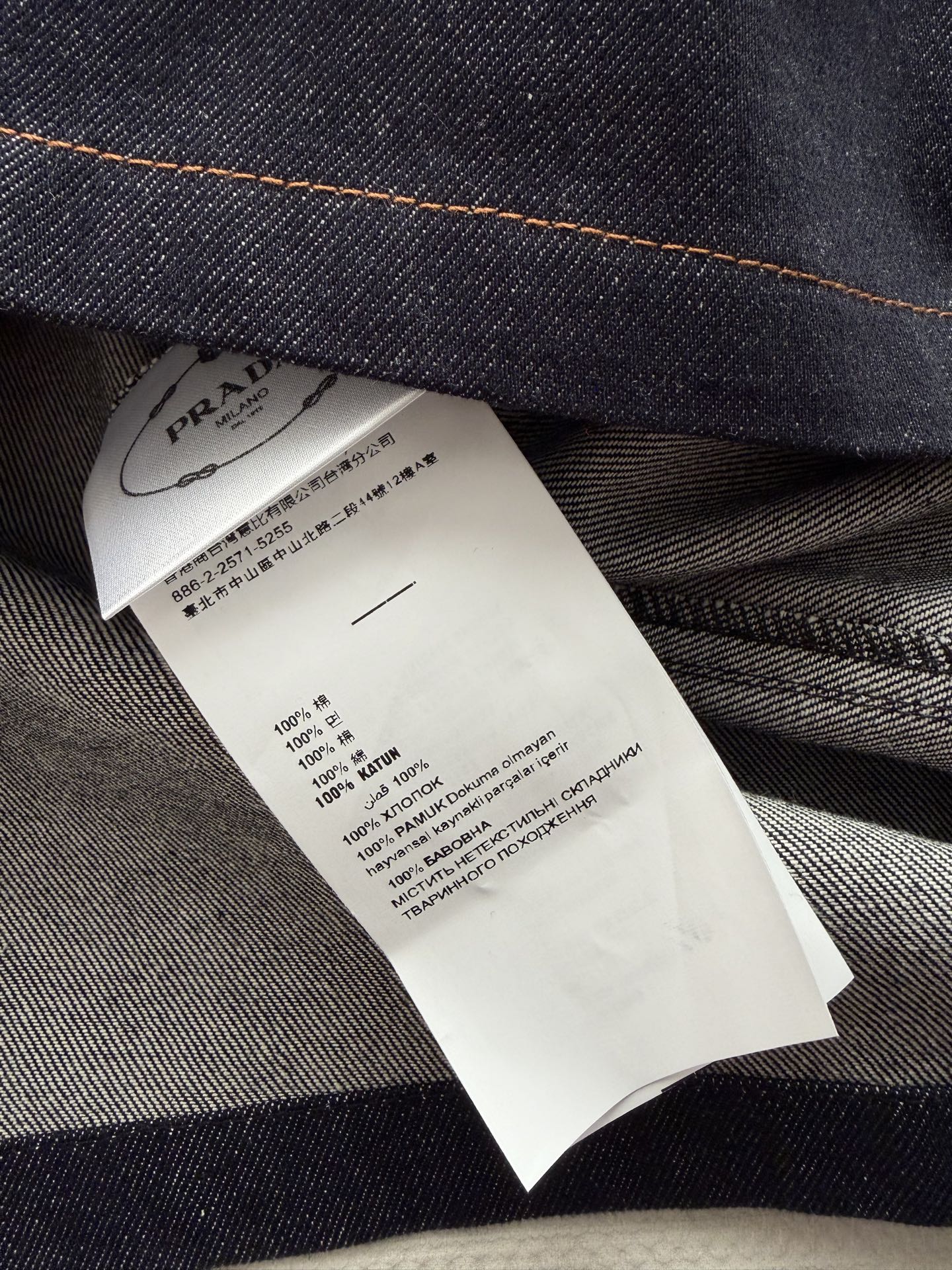 PRAD*🆕这款深色牛仔连衣裙，经典衬衫式设计，短袖+单排扣，简约又有细节感✨。腰部可调节腰带，轻松勾勒