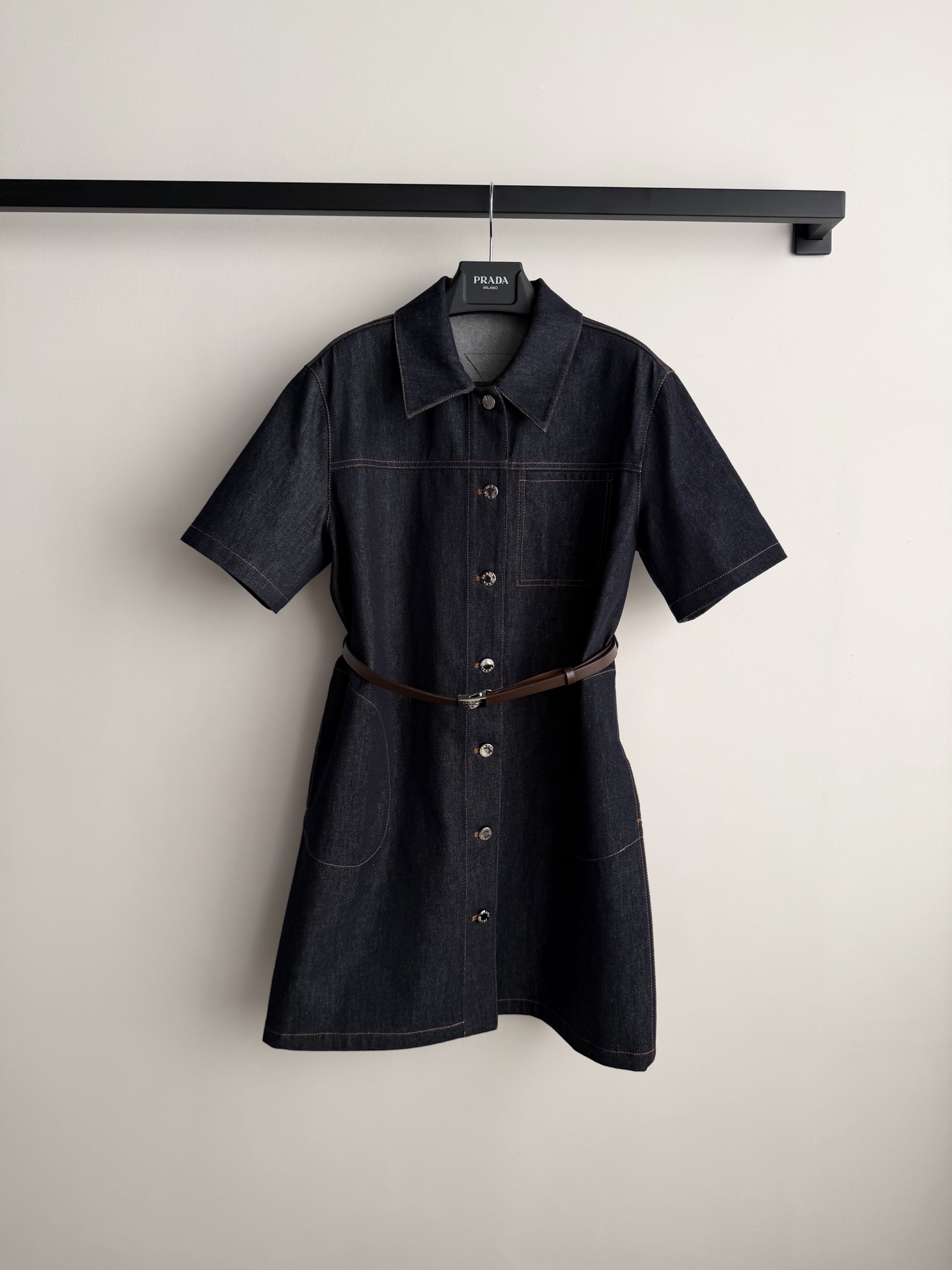 PRAD*🆕这款深色牛仔连衣裙，经典衬衫式设计，短袖+单排扣，简约又有细节感✨。腰部可调节腰带，轻松勾勒