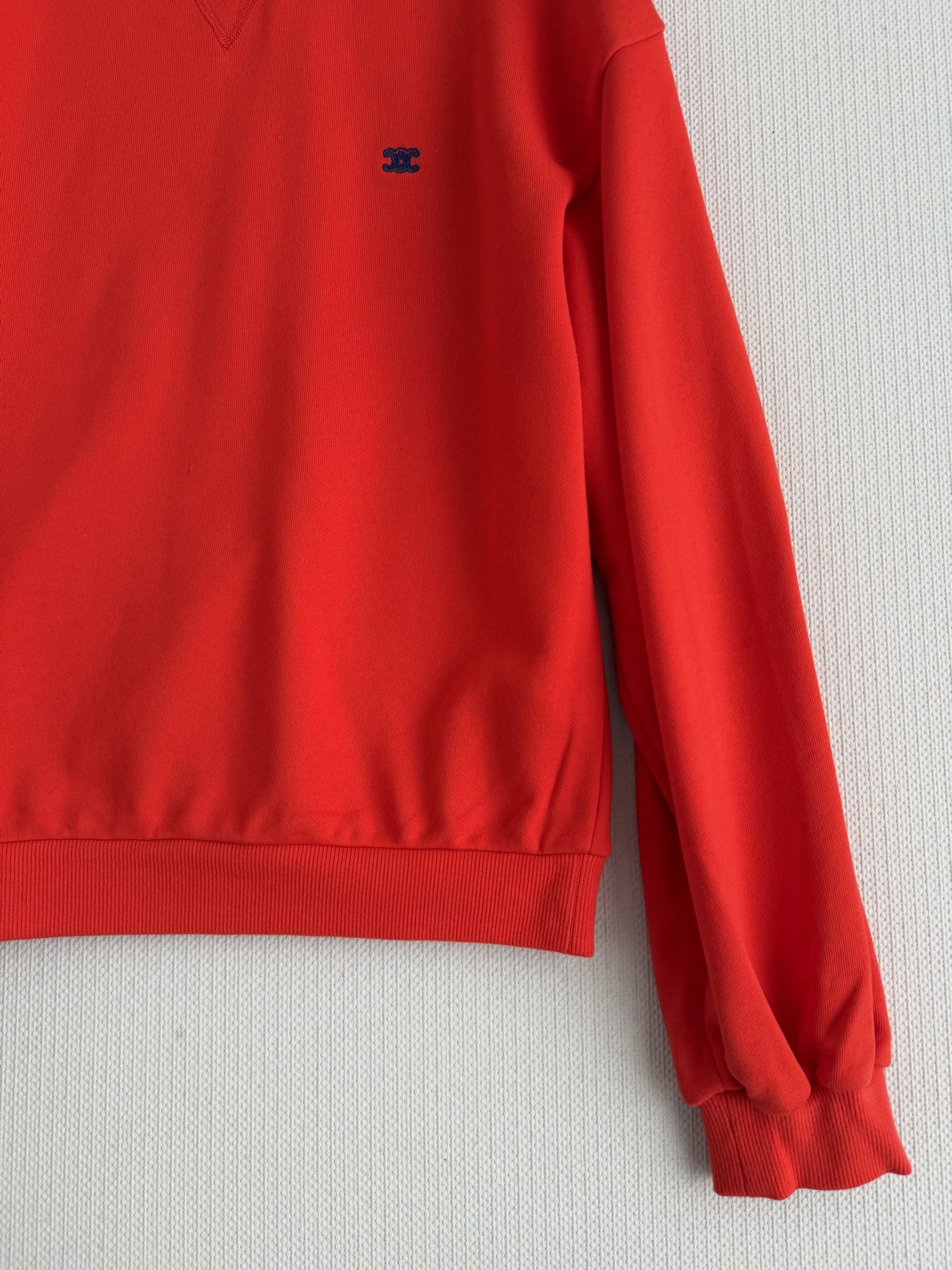 𝐂𝐞𝐥𝐢𝐧*🆕凯旋门徽标刺绣小立领卫衣立体剪裁微阔版型上身修饰身边比例，藏肉又自带松弛慵懒感，随意搭配都