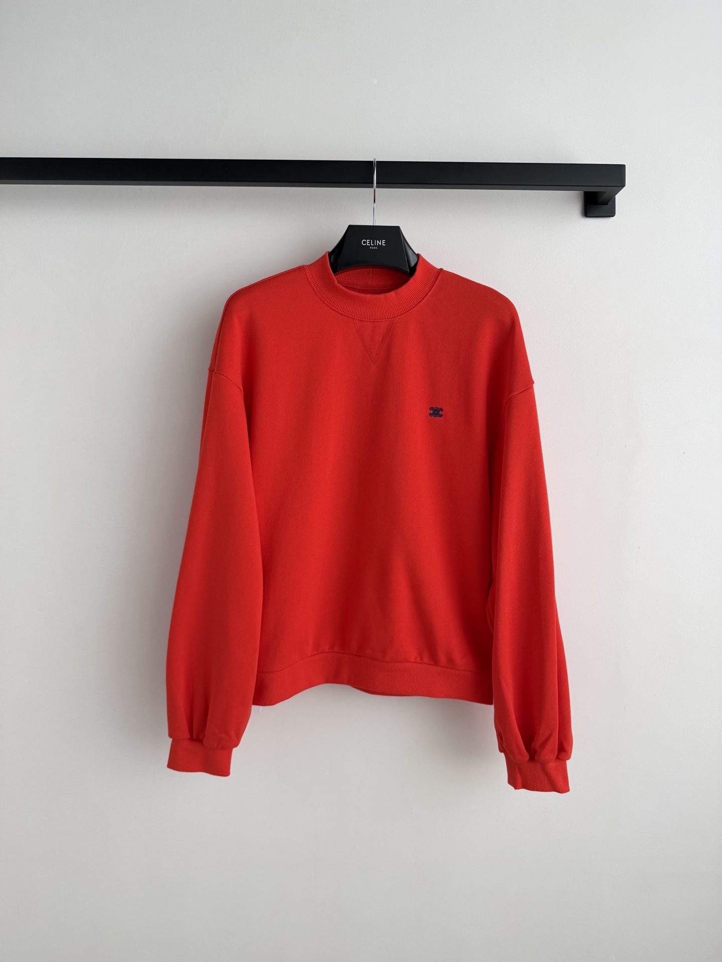 𝐂𝐞𝐥𝐢𝐧*🆕凯旋门徽标刺绣小立领卫衣立体剪裁微阔版型上身修饰身边比例，藏肉又自带松弛慵懒感，随意搭配都