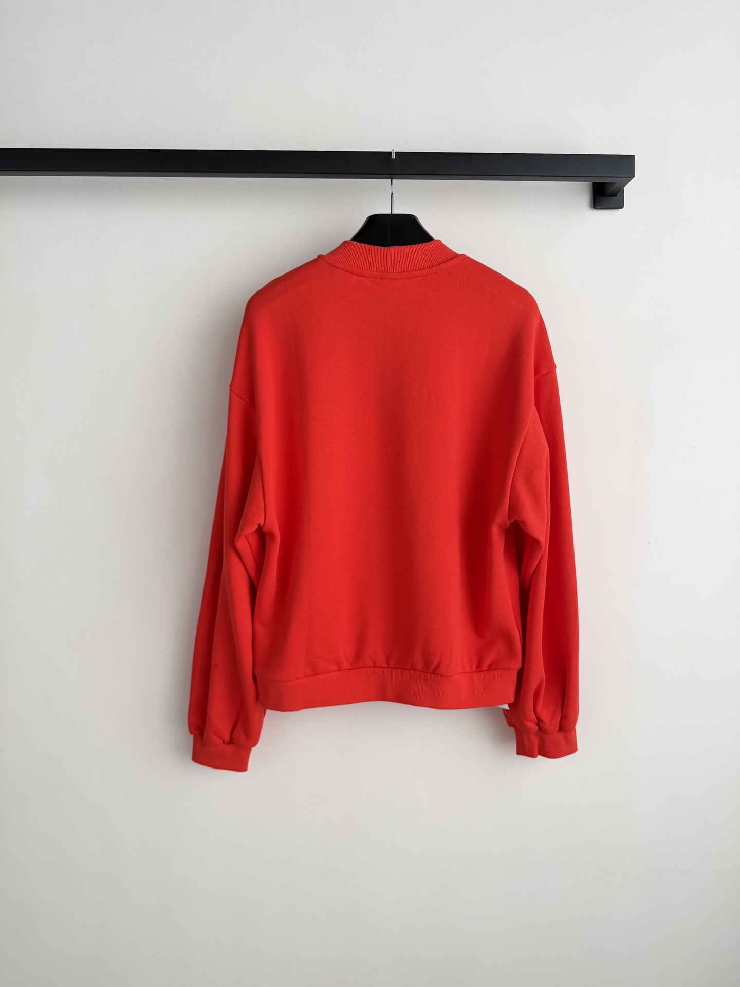 𝐂𝐞𝐥𝐢𝐧*🆕凯旋门徽标刺绣小立领卫衣立体剪裁微阔版型上身修饰身边比例，藏肉又自带松弛慵懒感，随意搭配都