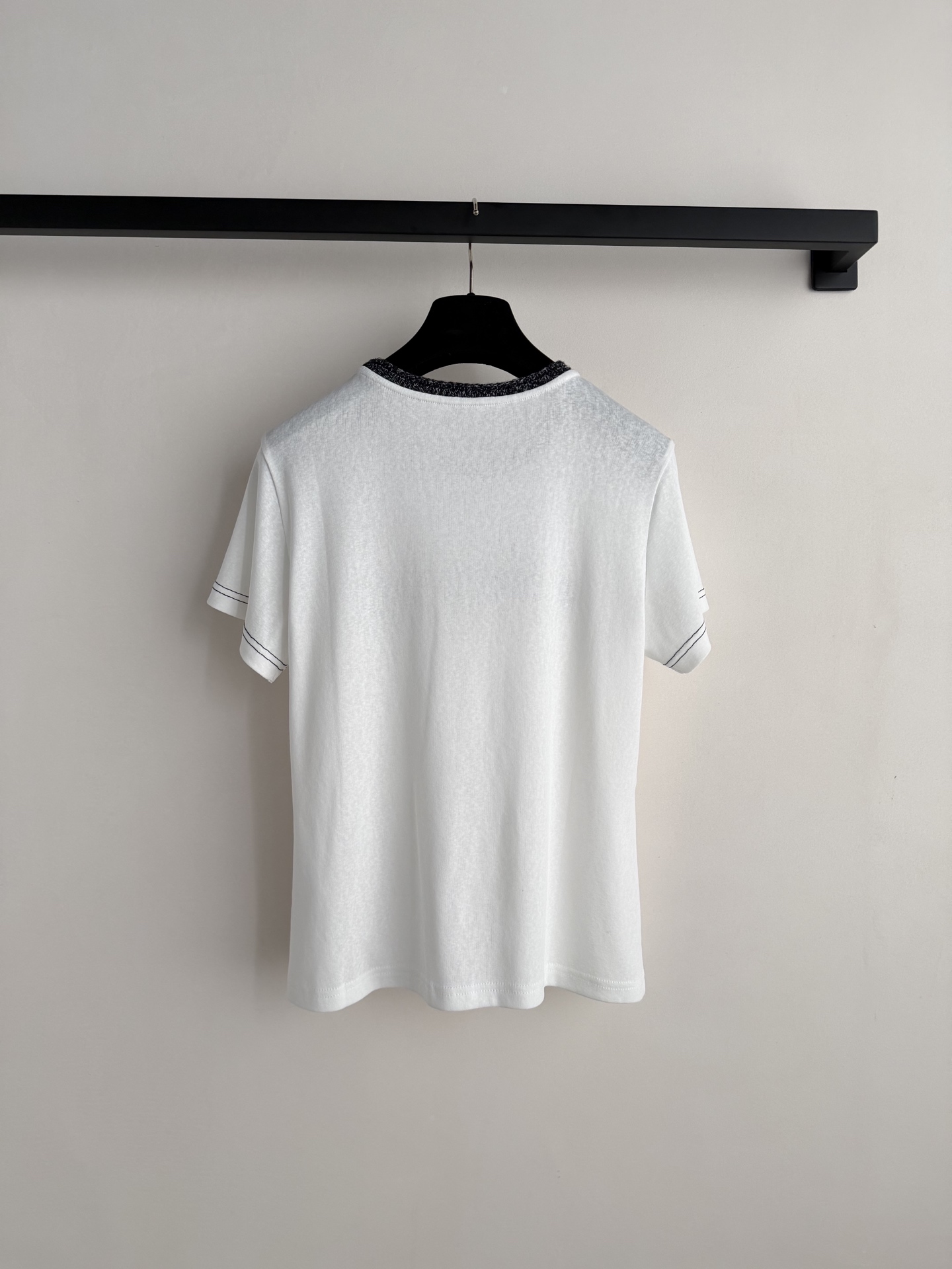 Chane*🆕小香中古系列——领毛织刺绣亚麻T：撞色的花纱毛织领子自然卷边松弛又随性，手写字体的刺绣精致