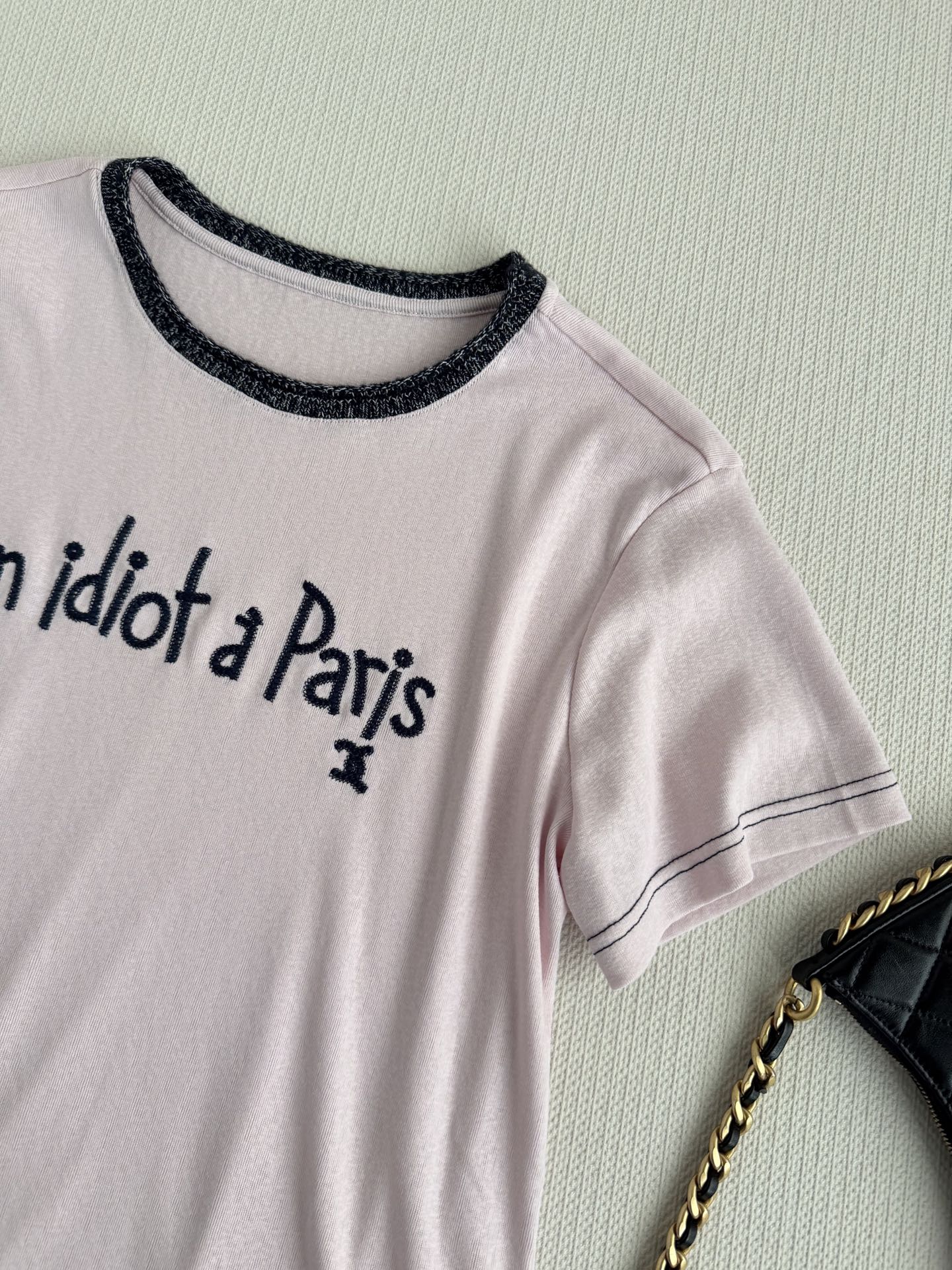 Chane*🆕小香中古系列——领毛织刺绣亚麻T：撞色的花纱毛织领子自然卷边松弛又随性，手写字体的刺绣精致