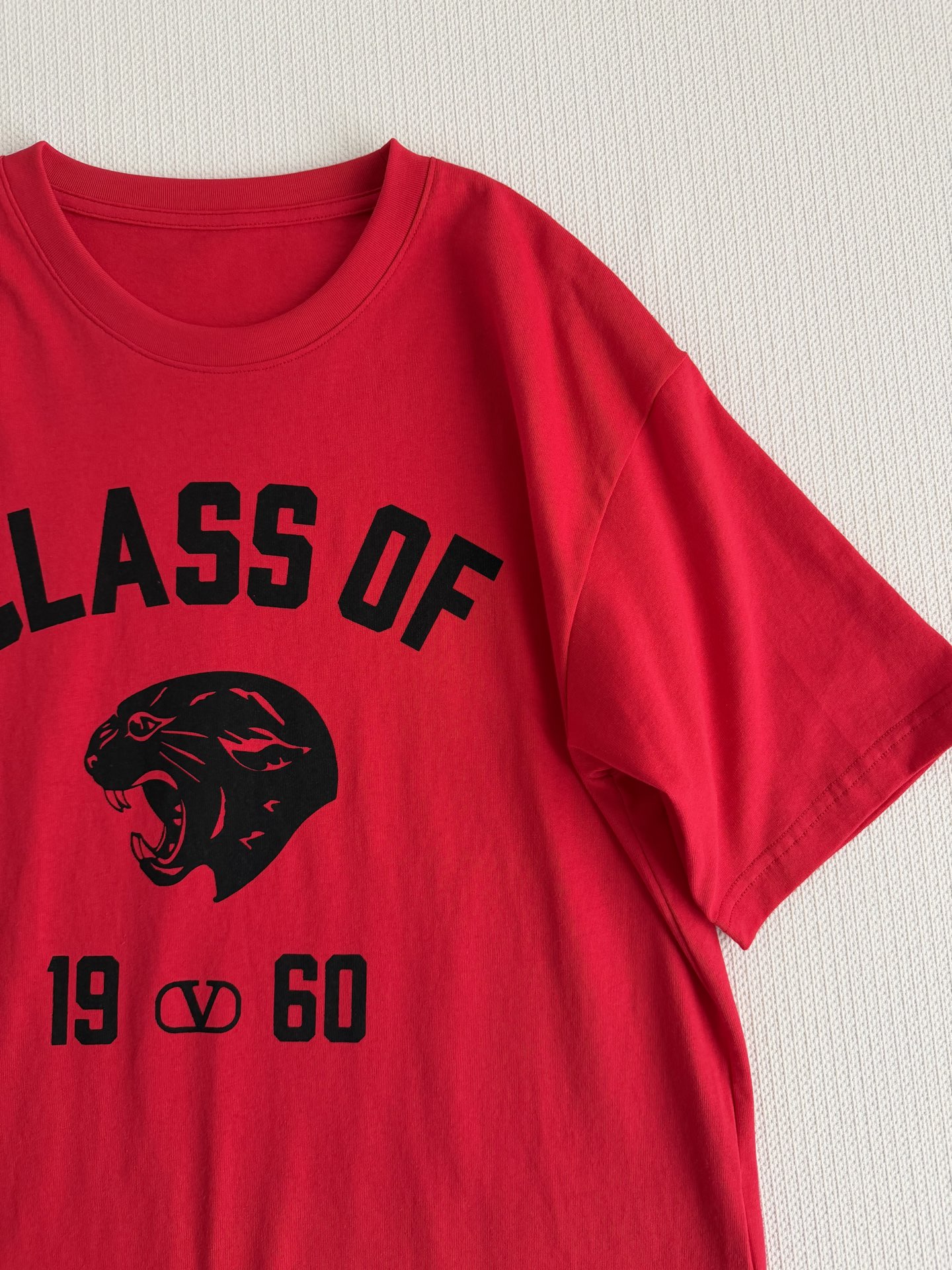 Valentin*🆕 宽松版型T恤，胸前印有黑色虎头图案和“CLASS OF 1960”字样，设计复古又