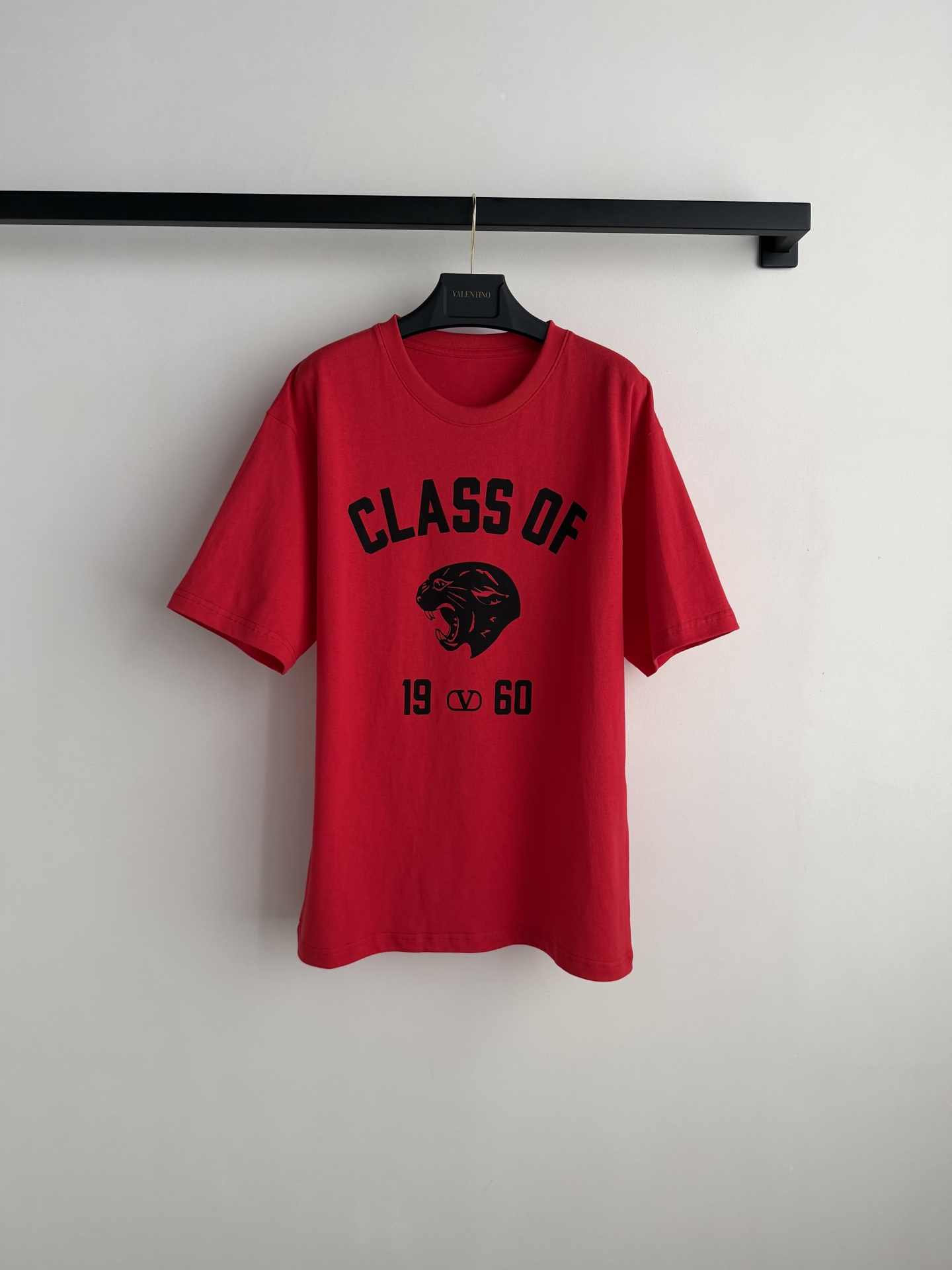 Valentin*🆕 宽松版型T恤，胸前印有黑色虎头图案和“CLASS OF 1960”字样，设计复古又