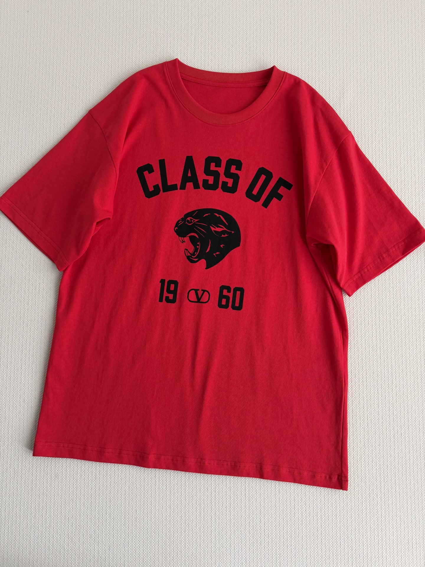 Valentin*🆕 宽松版型T恤，胸前印有黑色虎头图案和“CLASS OF 1960”字样，设计复古又