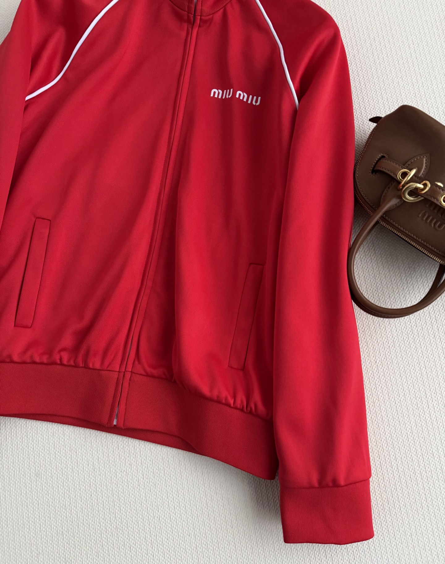 Miu Mi*🆕休闲运动风设计，运动感满满又不失优雅。柔软针织面料，穿着舒适贴身，白条边点缀，视觉层次感