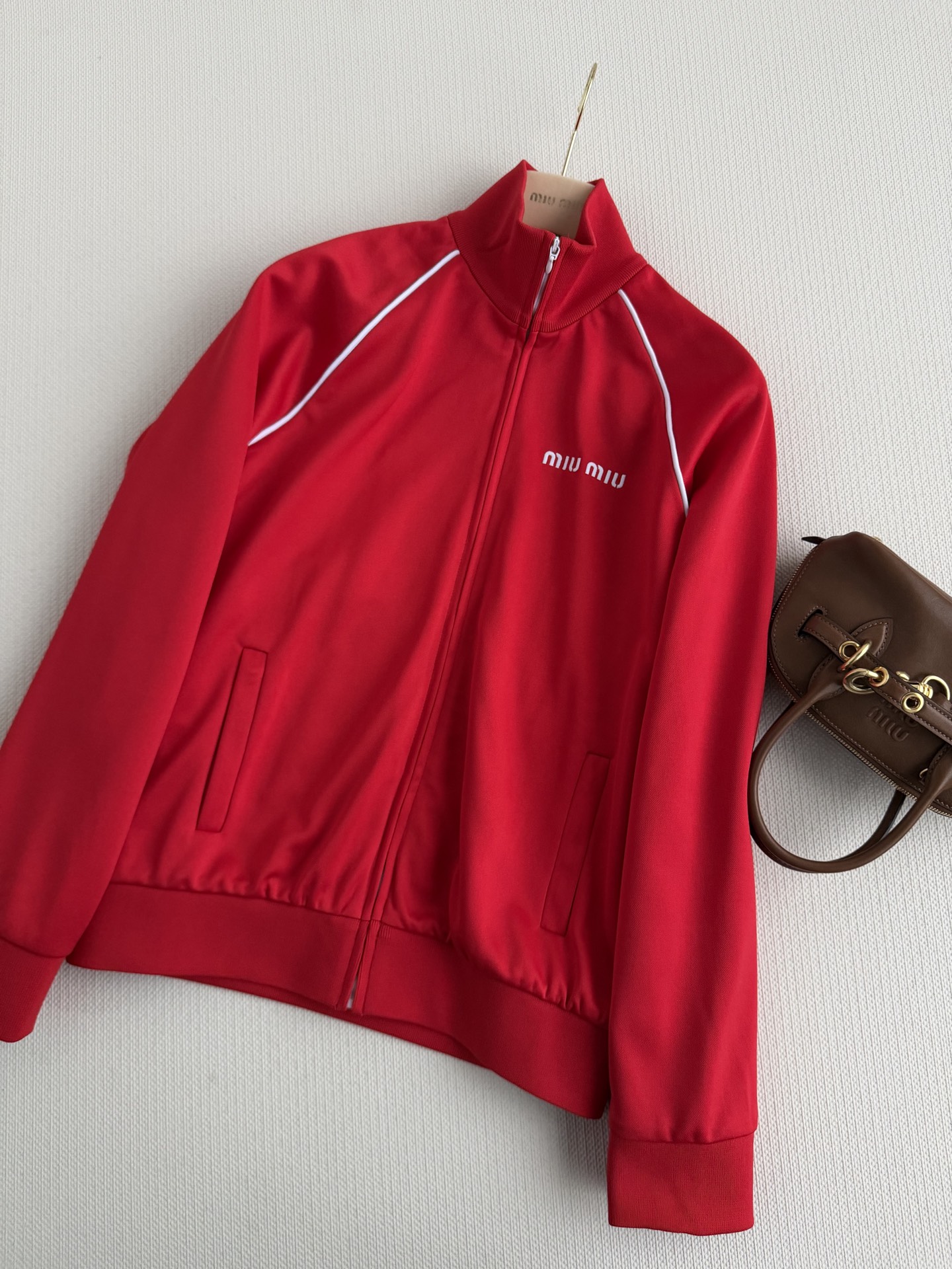 Miu Mi*🆕休闲运动风设计，运动感满满又不失优雅。柔软针织面料，穿着舒适贴身，白条边点缀，视觉层次感