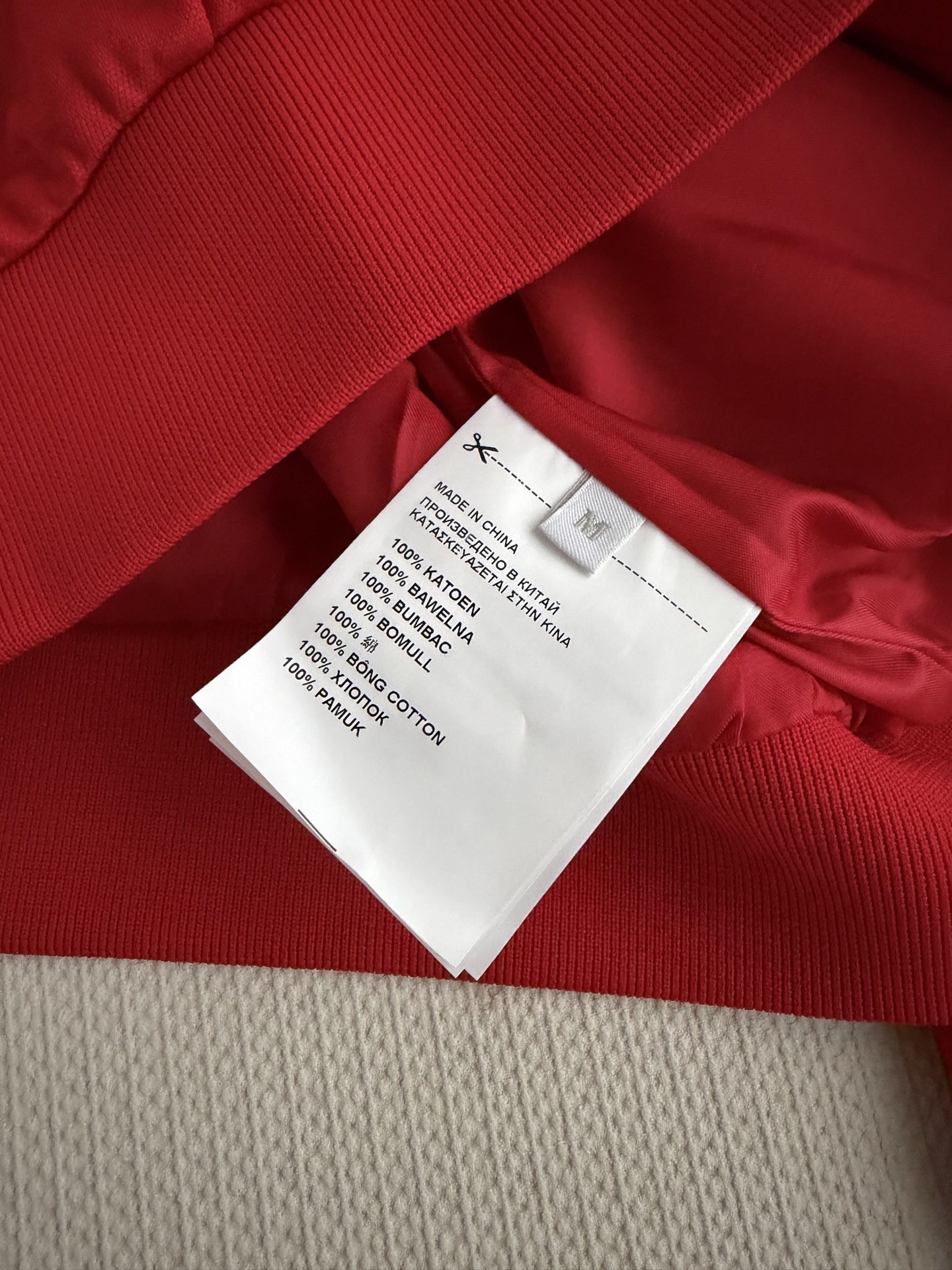 Miu Mi*🆕休闲运动风设计，运动感满满又不失优雅。柔软针织面料，穿着舒适贴身，白条边点缀，视觉层次感