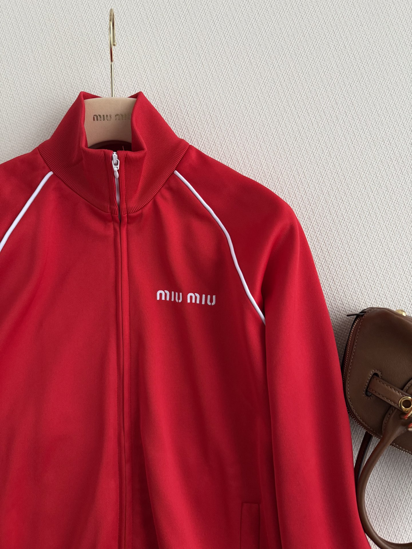 Miu Mi*🆕休闲运动风设计，运动感满满又不失优雅。柔软针织面料，穿着舒适贴身，白条边点缀，视觉层次感