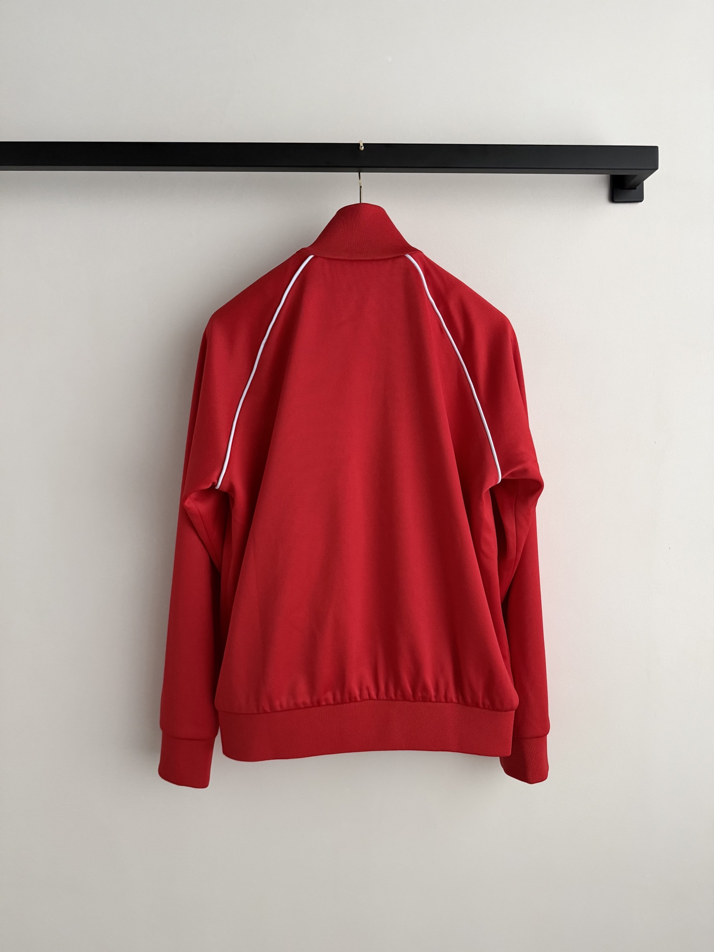 Miu Mi*🆕休闲运动风设计，运动感满满又不失优雅。柔软针织面料，穿着舒适贴身，白条边点缀，视觉层次感