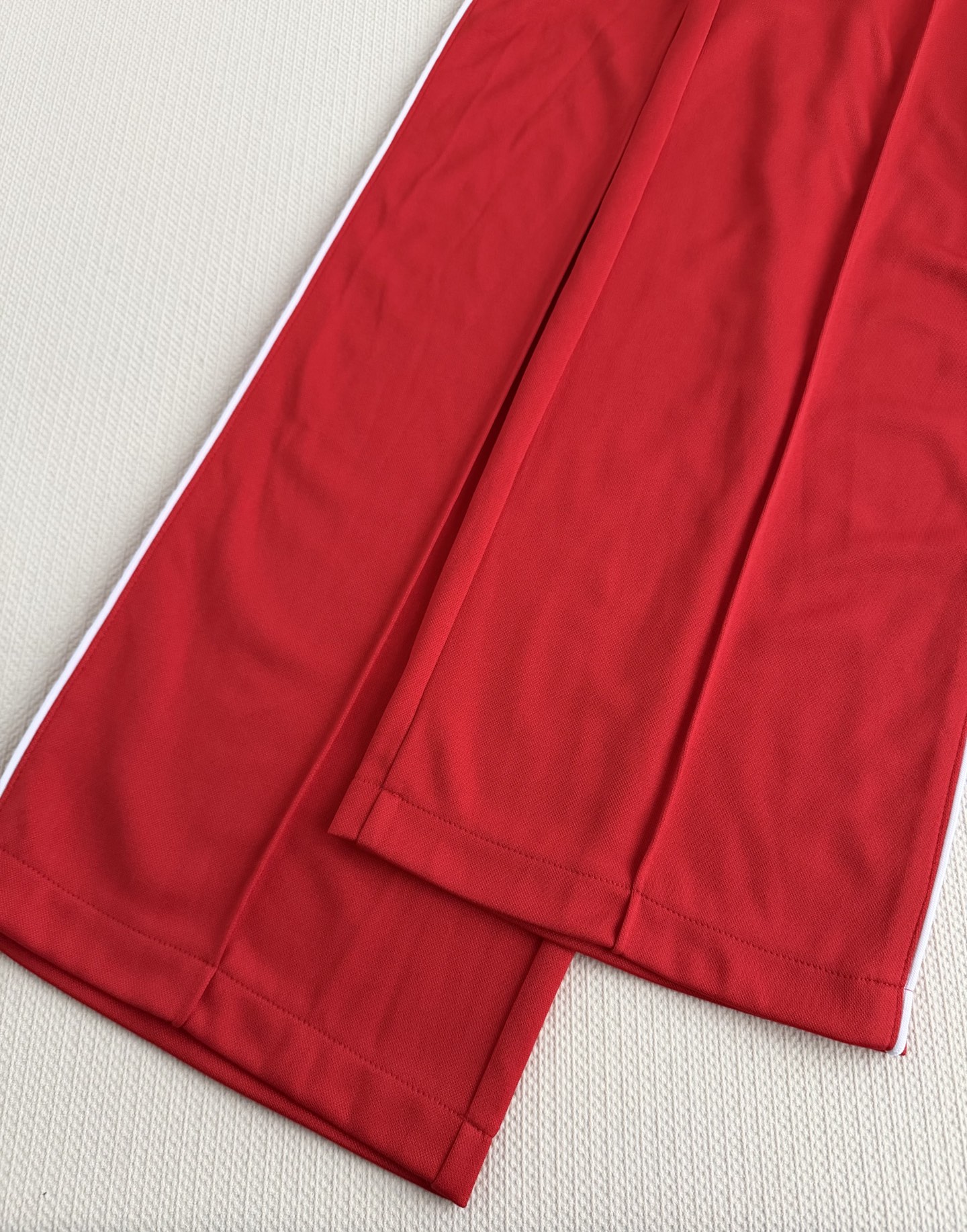 Miu Mi*🆕长裤👖休闲运动风设计，搭配白色抽绳，运动感满满又不失优雅。柔软针织面料，穿着舒适贴身，腰